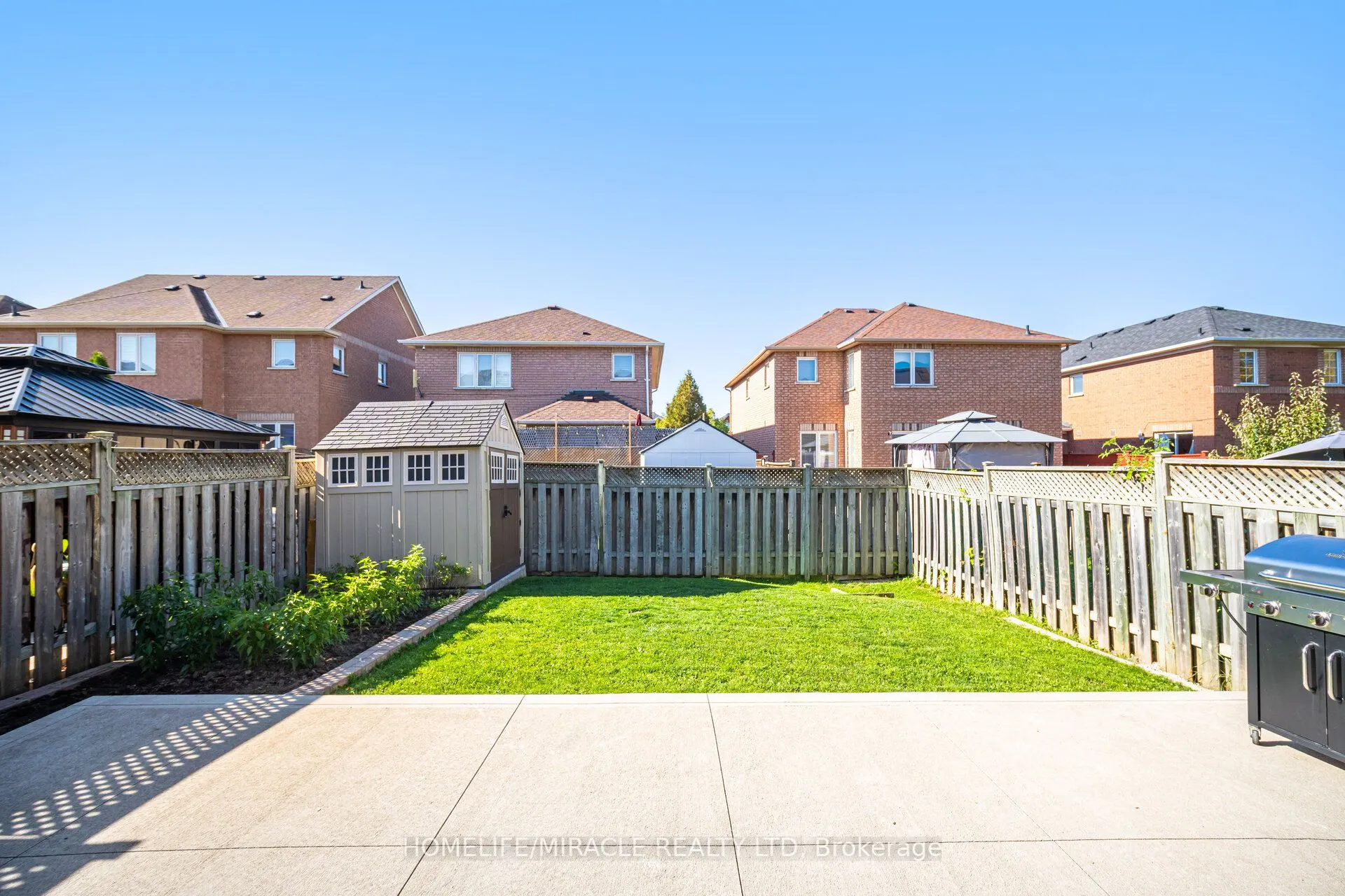 8 Twin Pines Crescent
