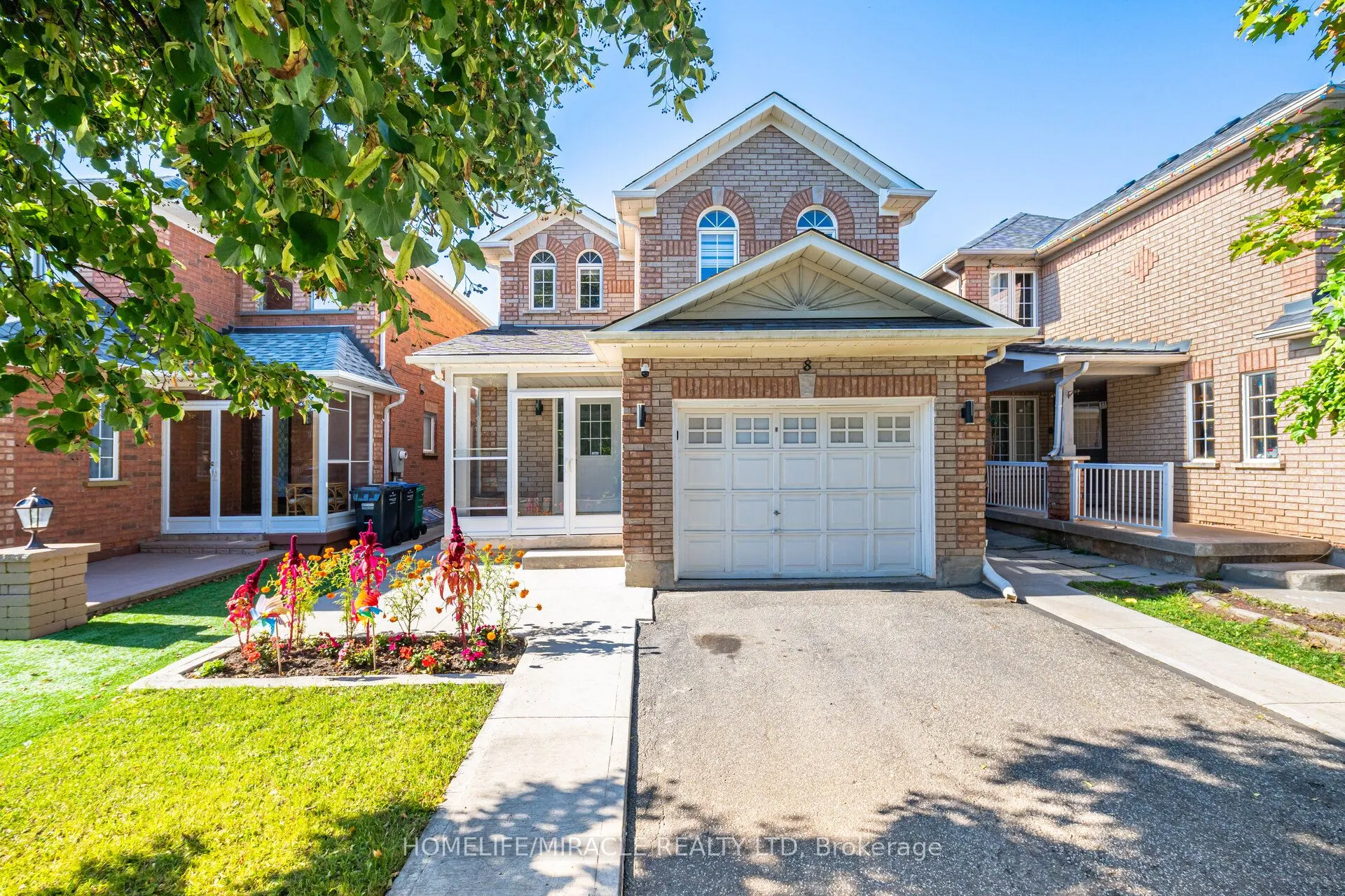 8 Twin Pines Crescent