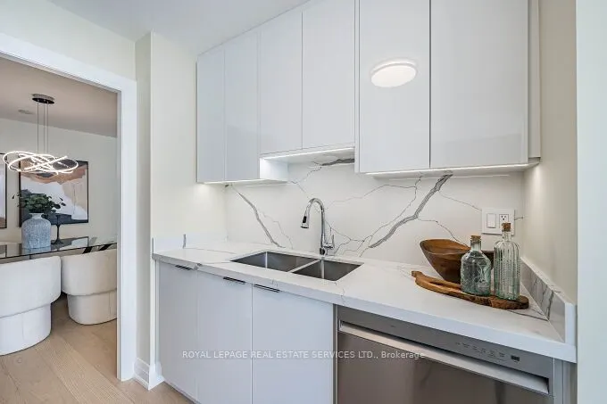 1 Aberfoyle Crescent, #301