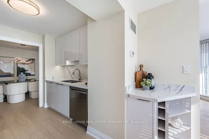 1 Aberfoyle Crescent, #301
