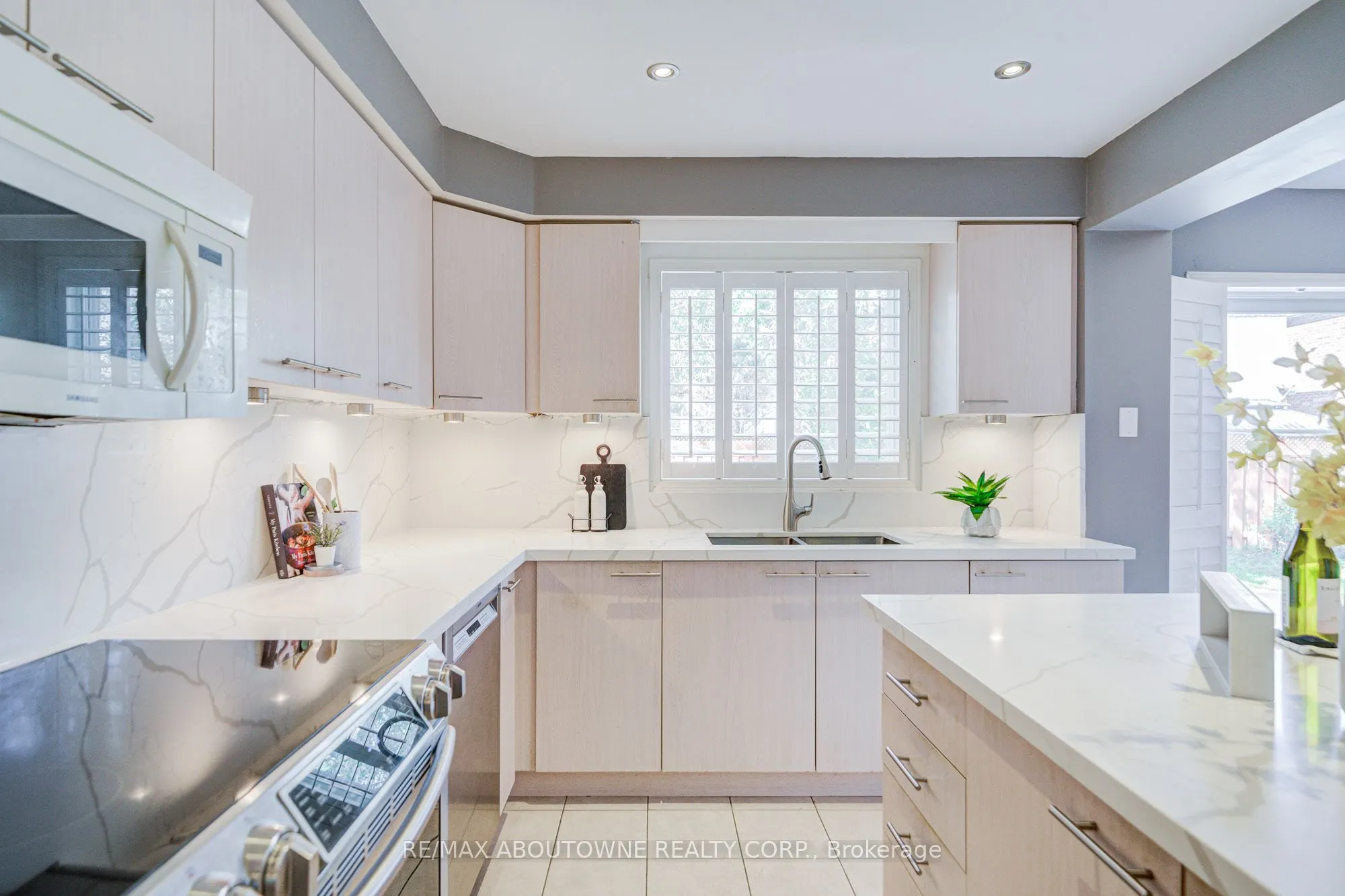 3041 Caulfield Crescent