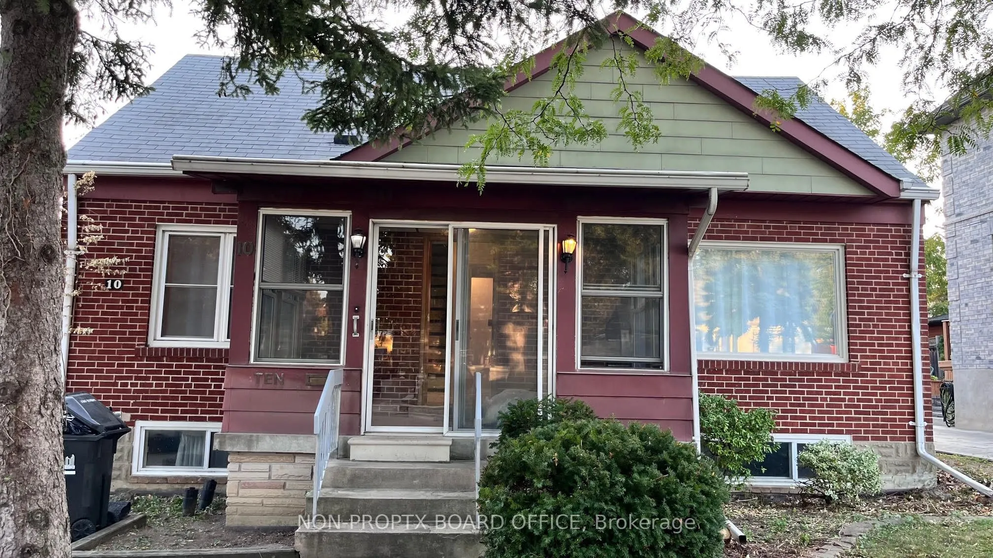 10 Adele Avenue
