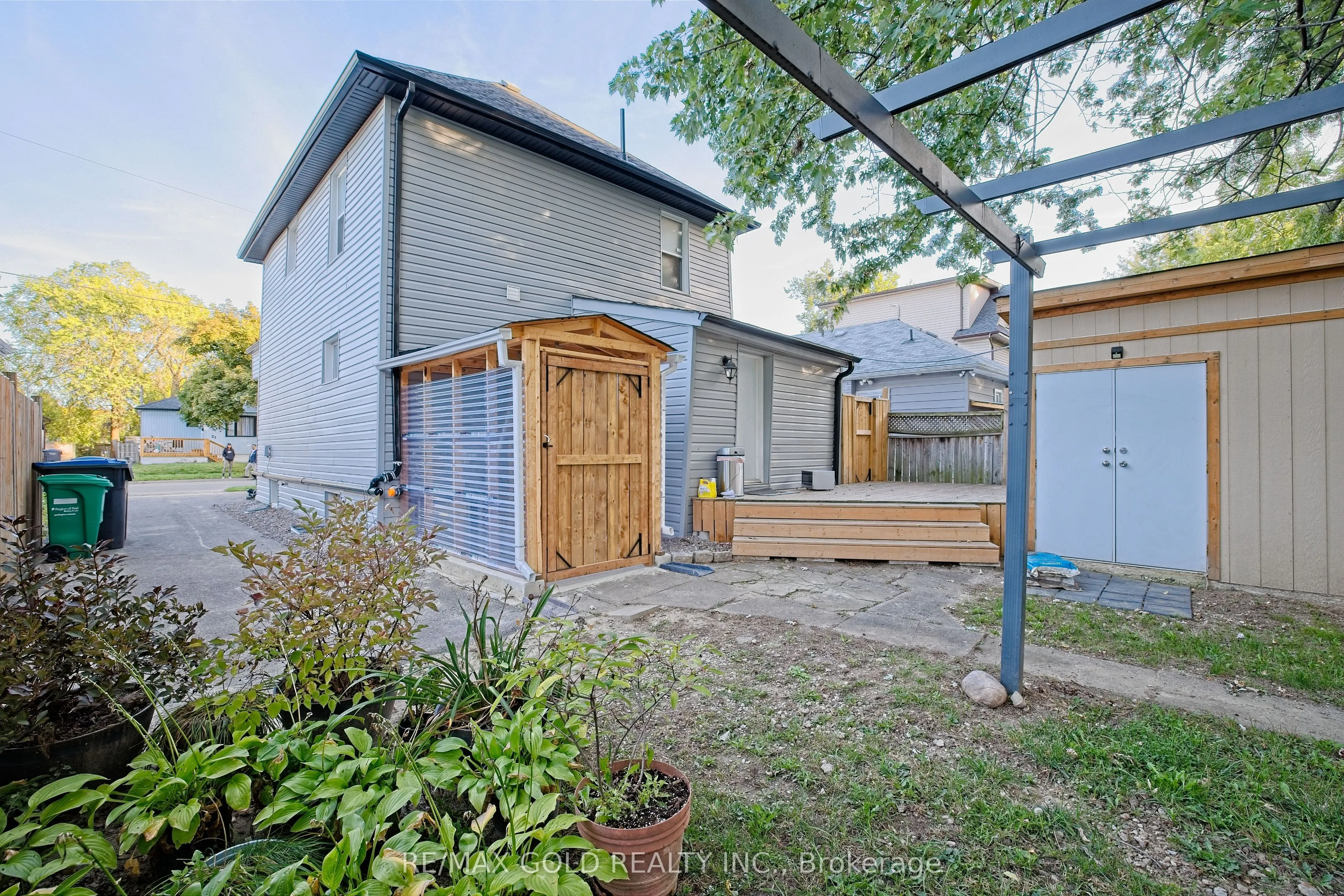 28 Royce Avenue