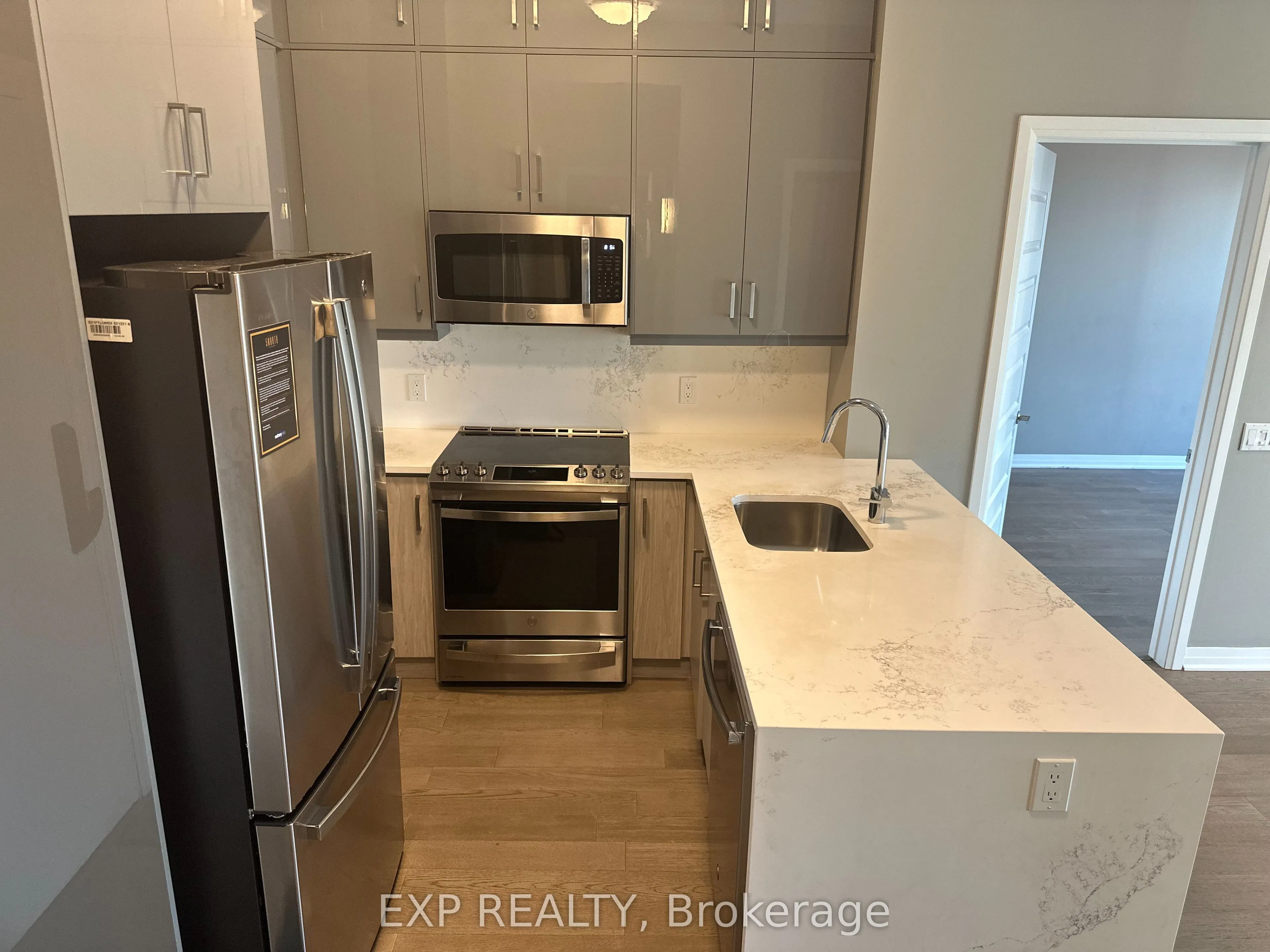 95 Dundas Street W, #403
