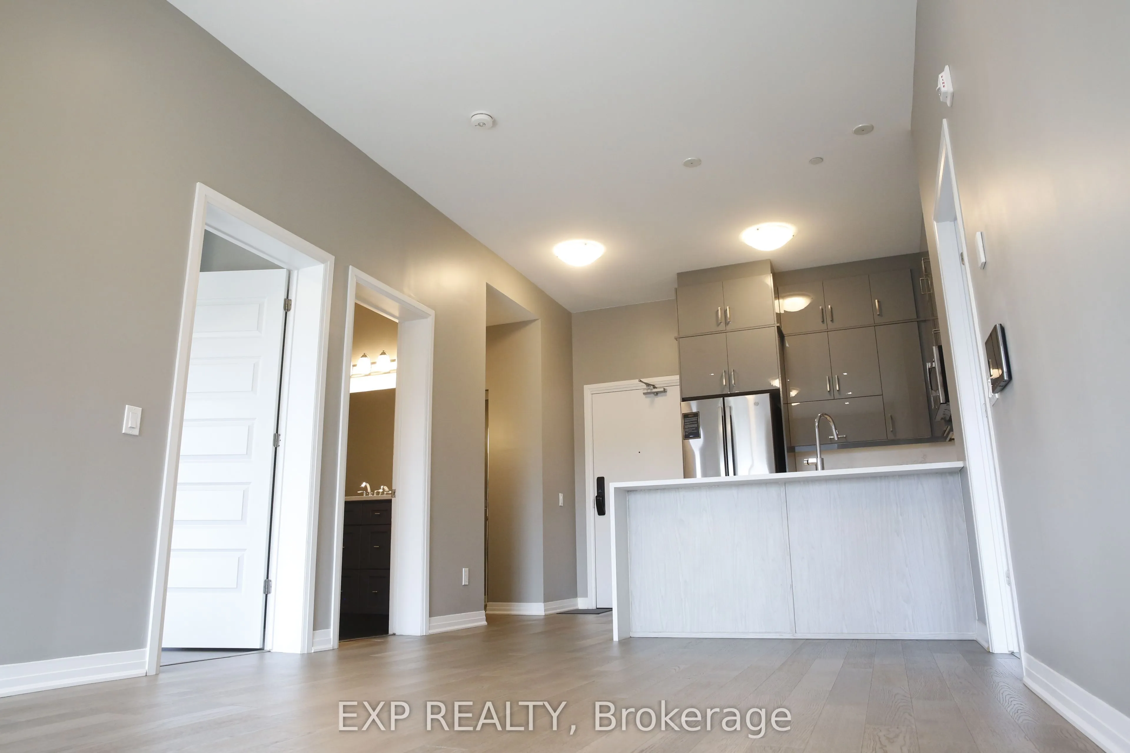 95 Dundas Street W, #403