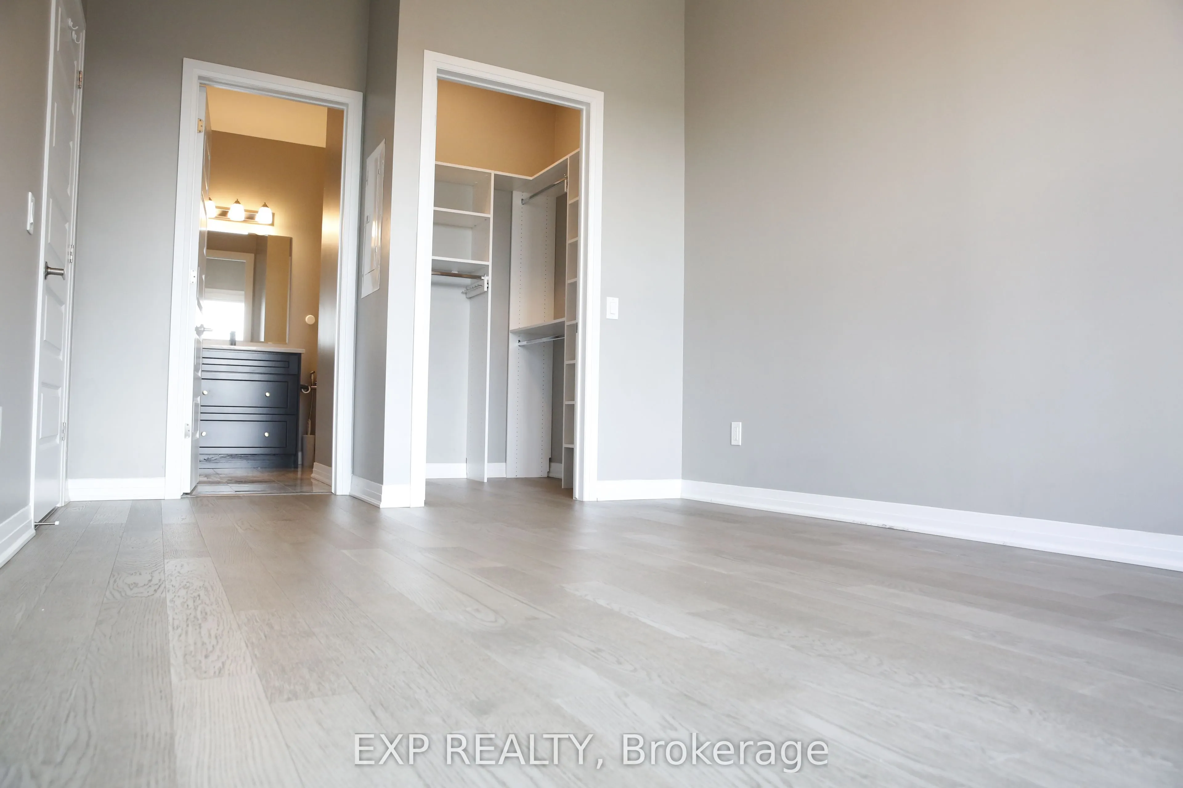 95 Dundas Street W, #403