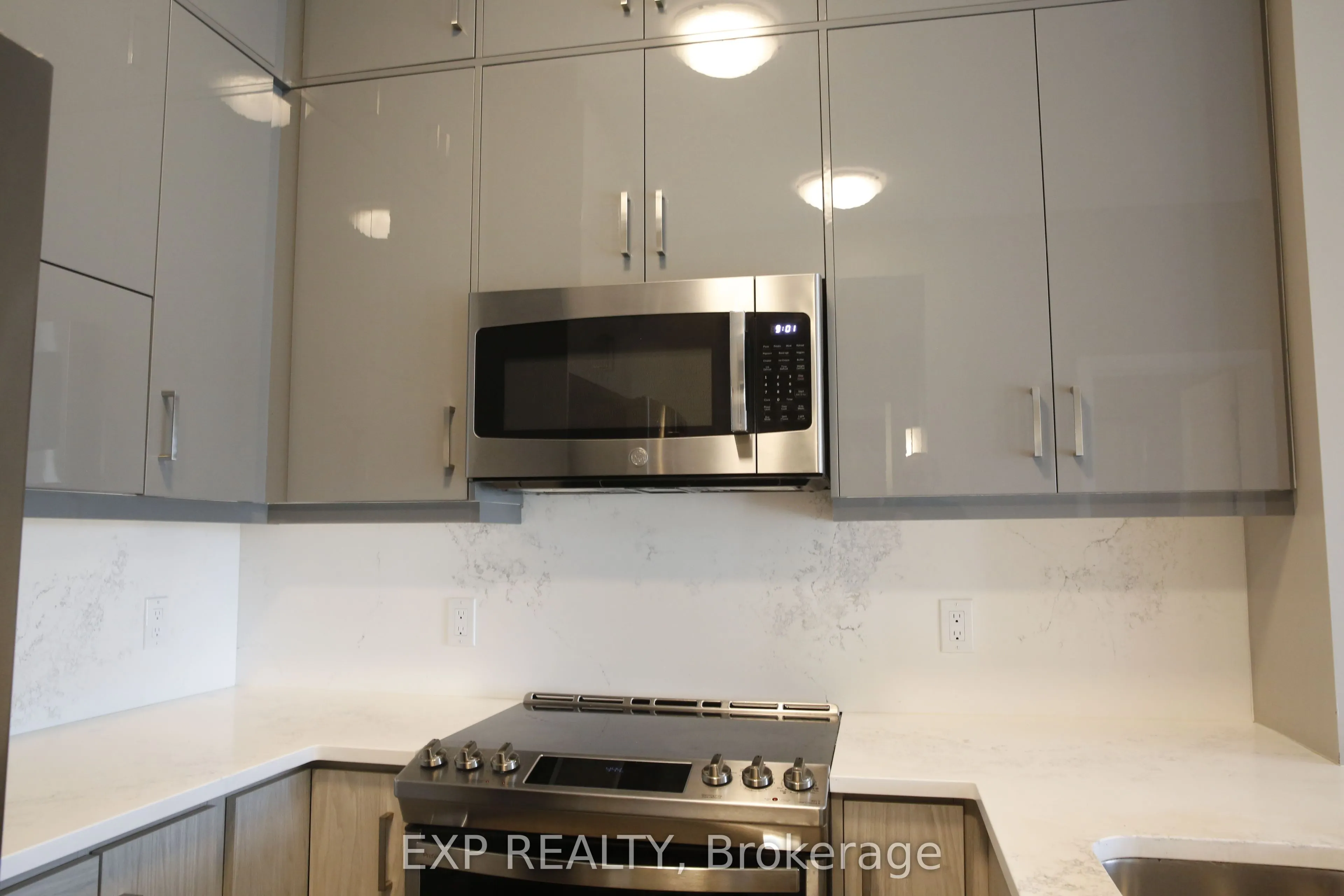 95 Dundas Street W, #403