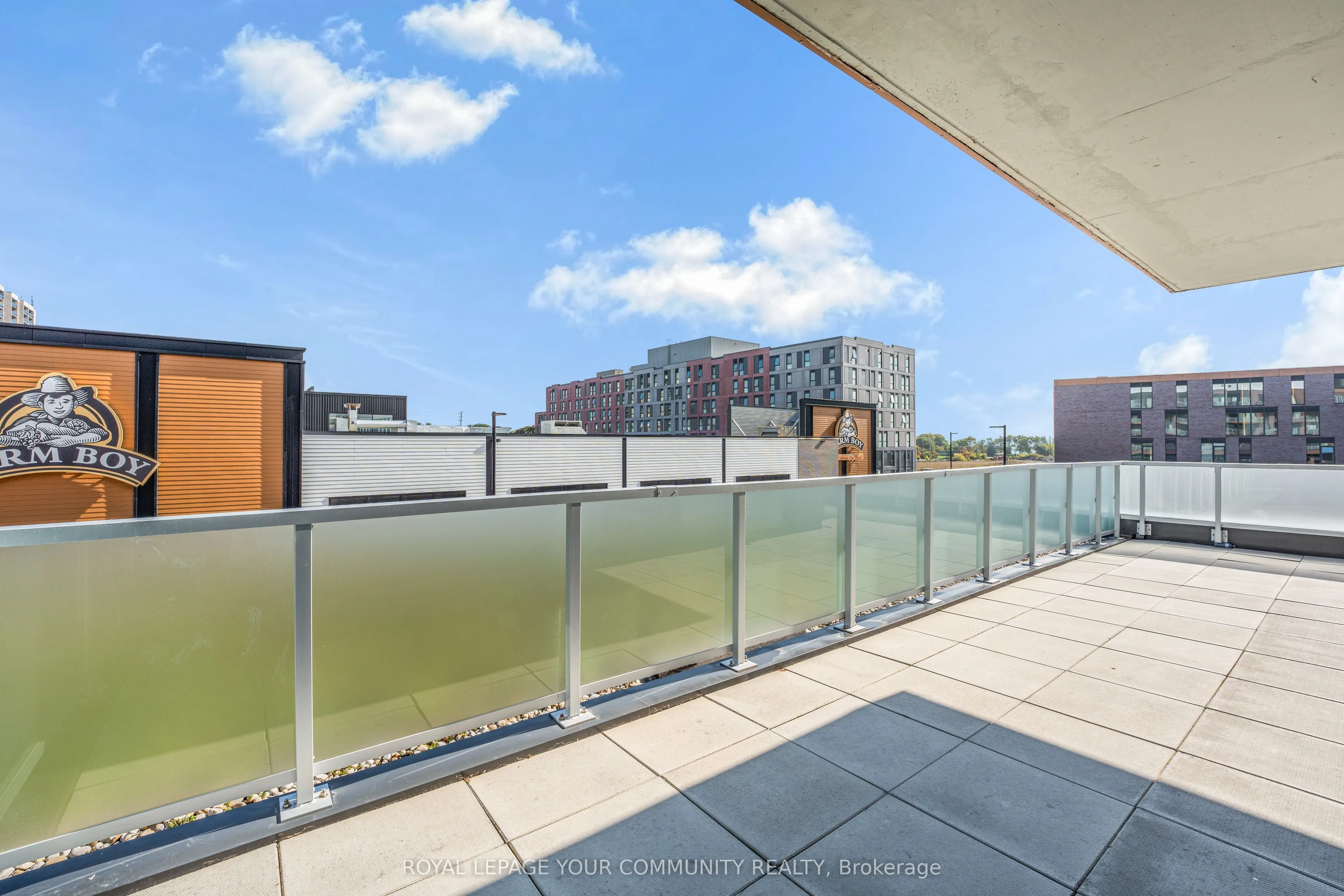 215 Lakeshore Road W, #15