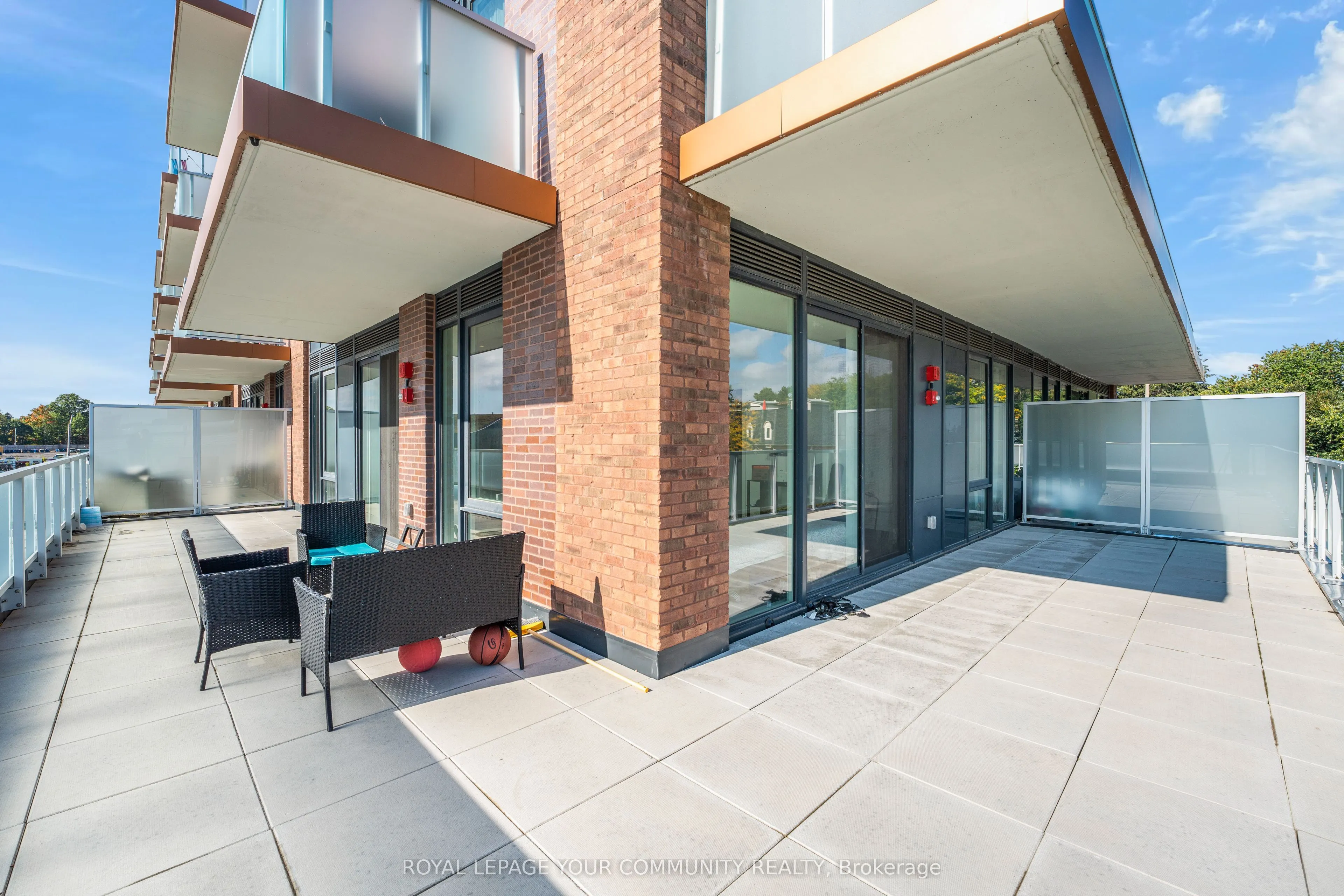 215 Lakeshore Road W, #15