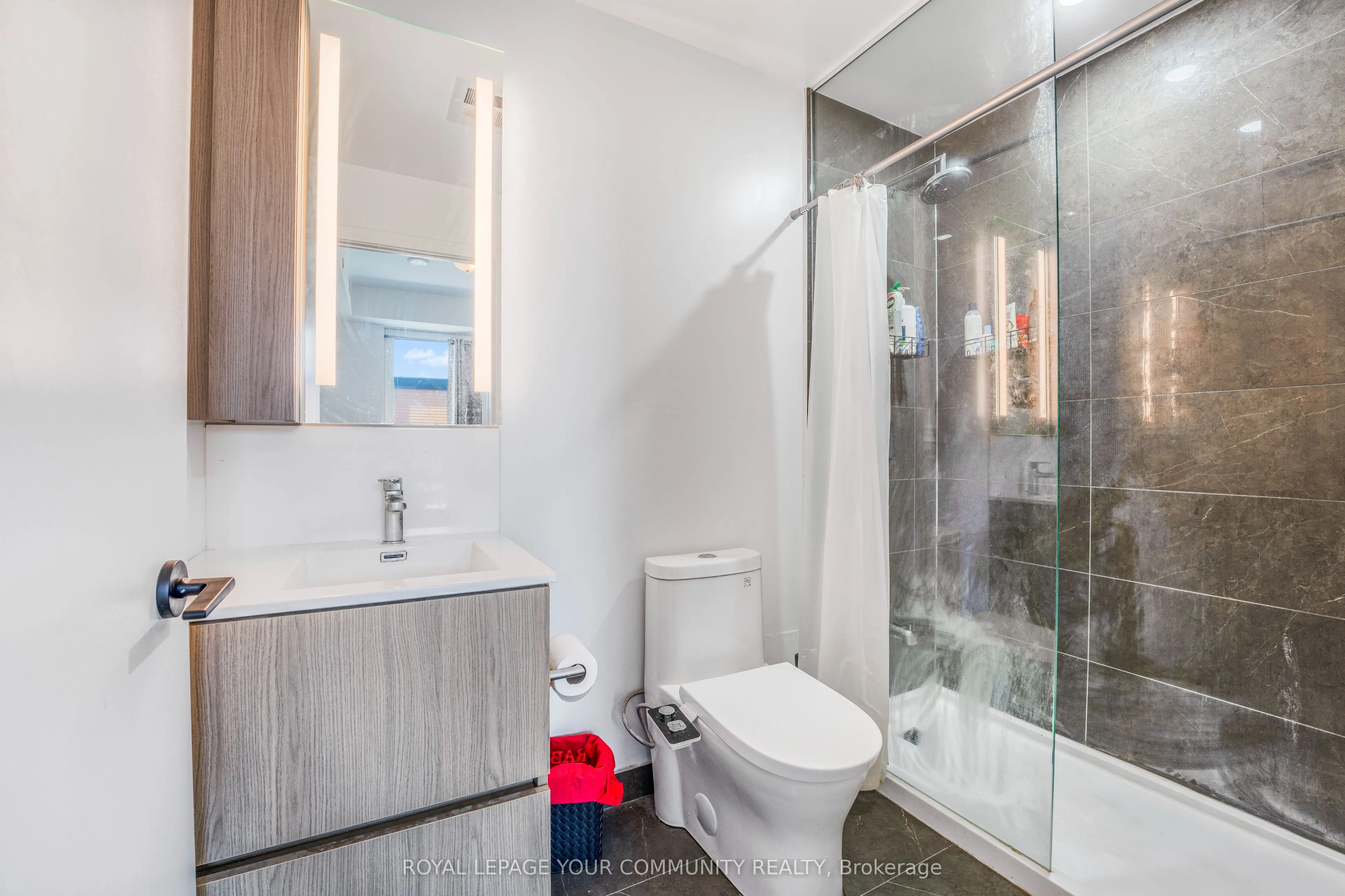 215 Lakeshore Road W, #15