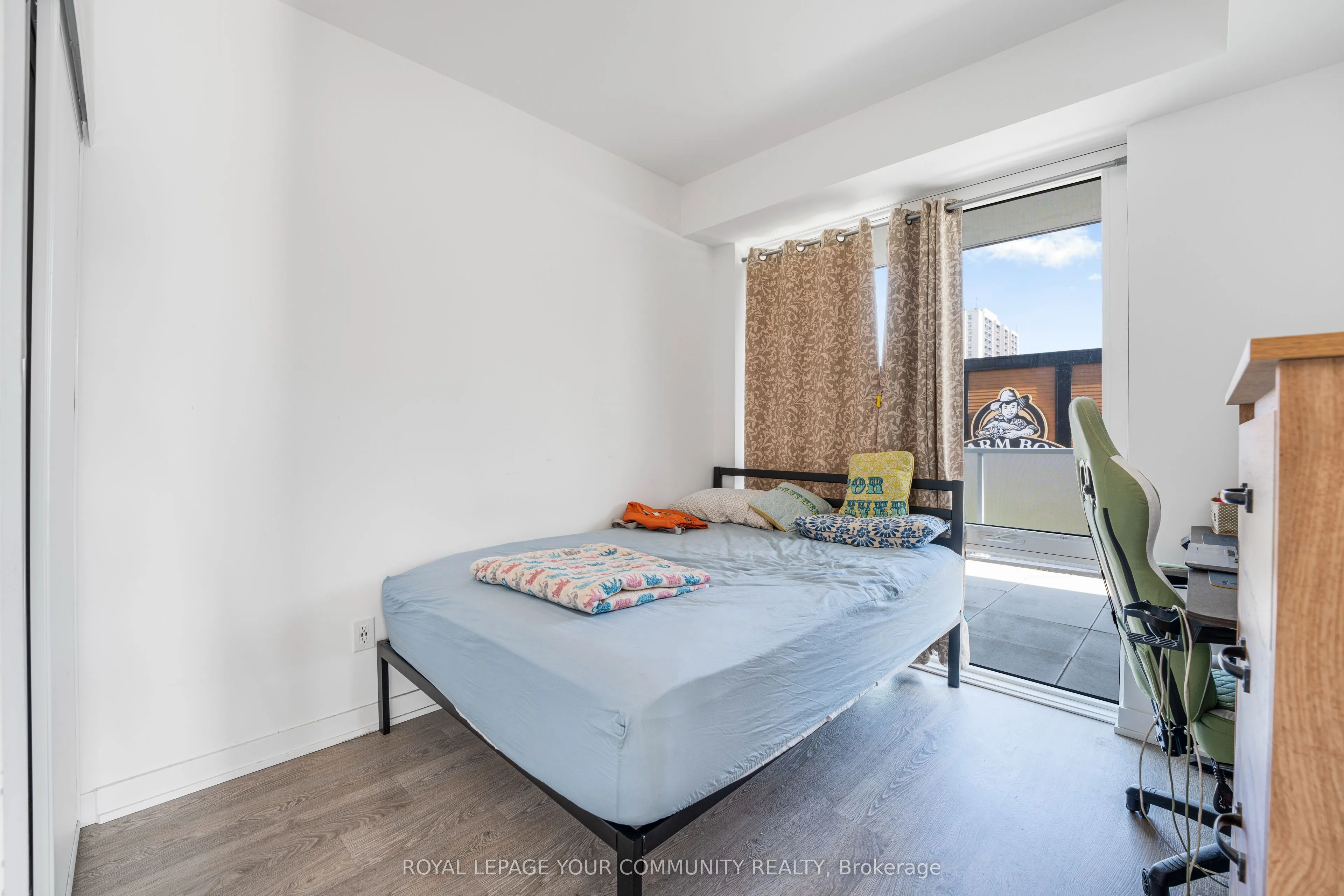 215 Lakeshore Road W, #15