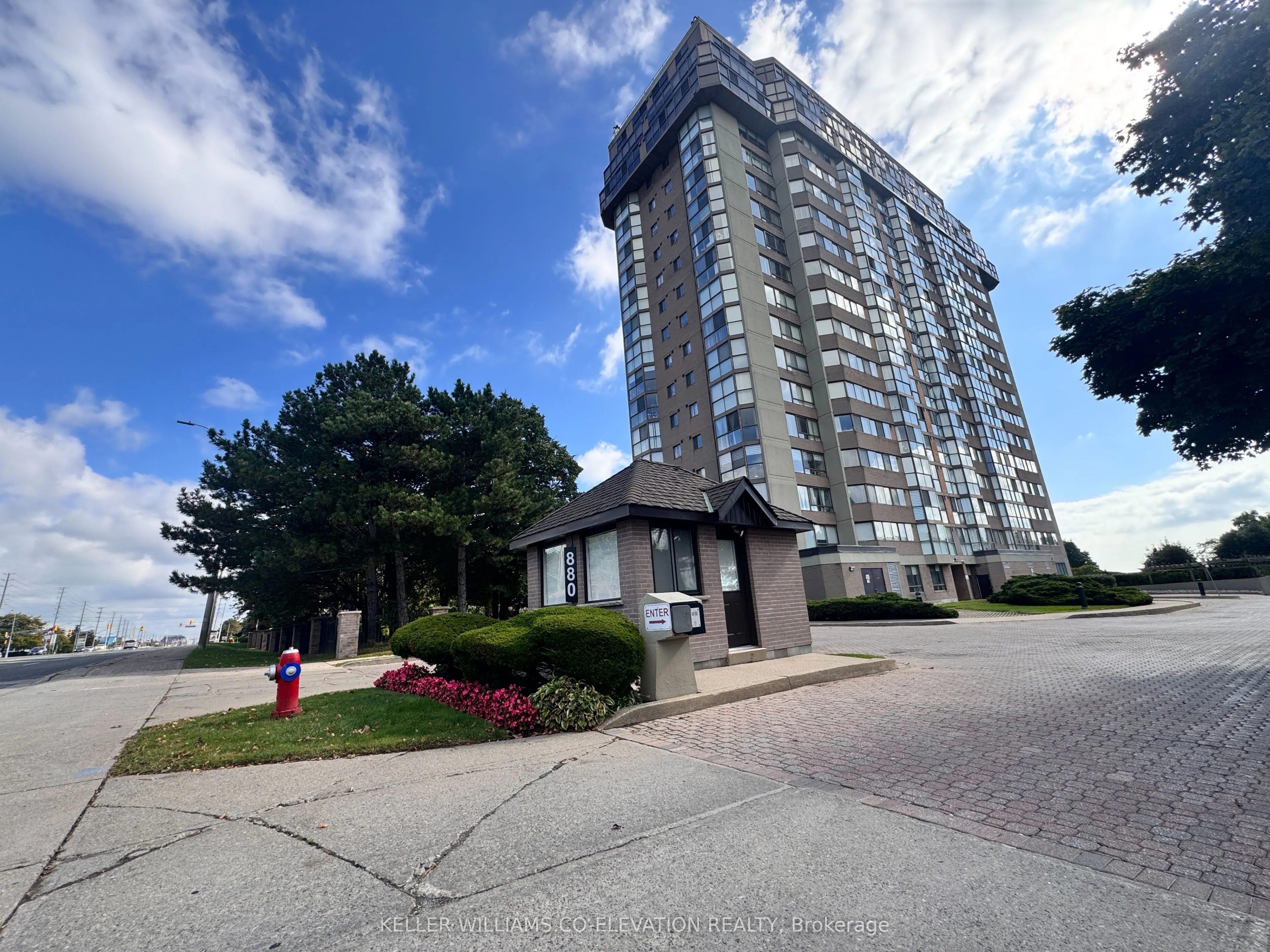 880 Dundas Street W, #1604