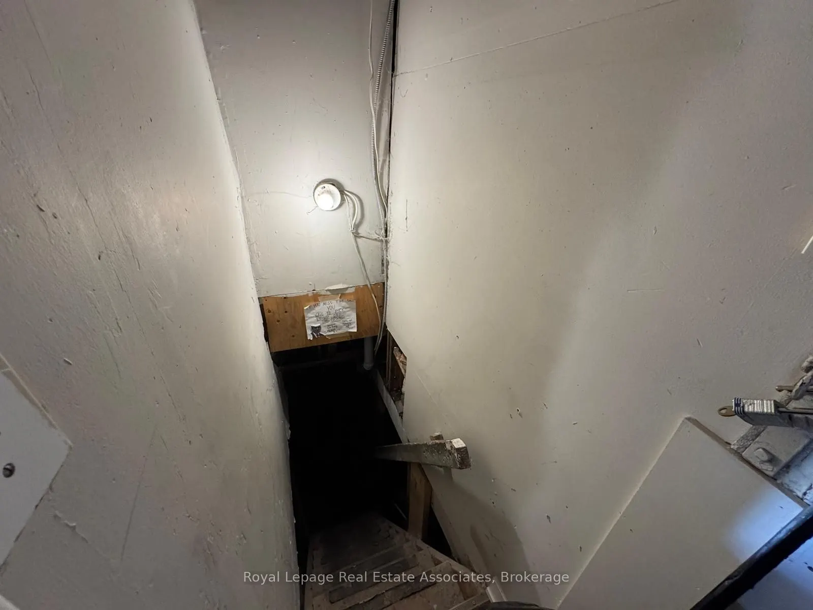 1537 Queen Street W