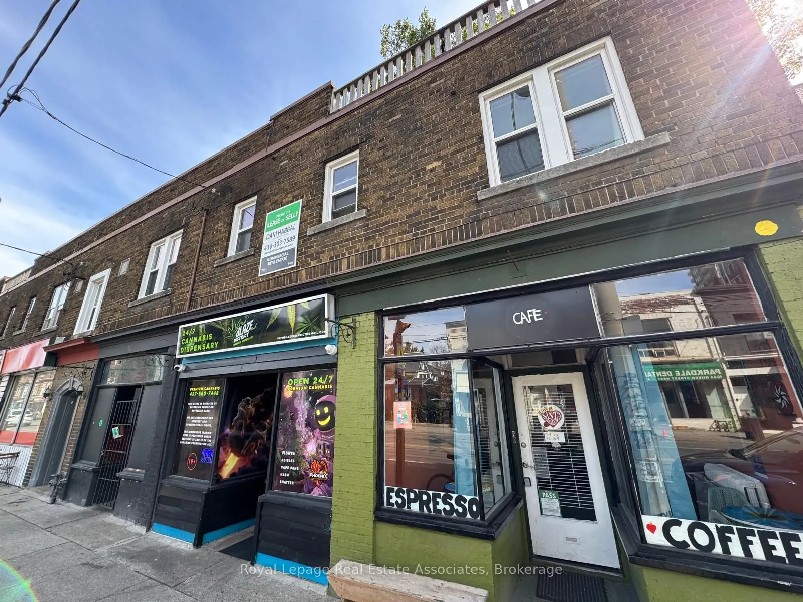 1537 Queen Street W