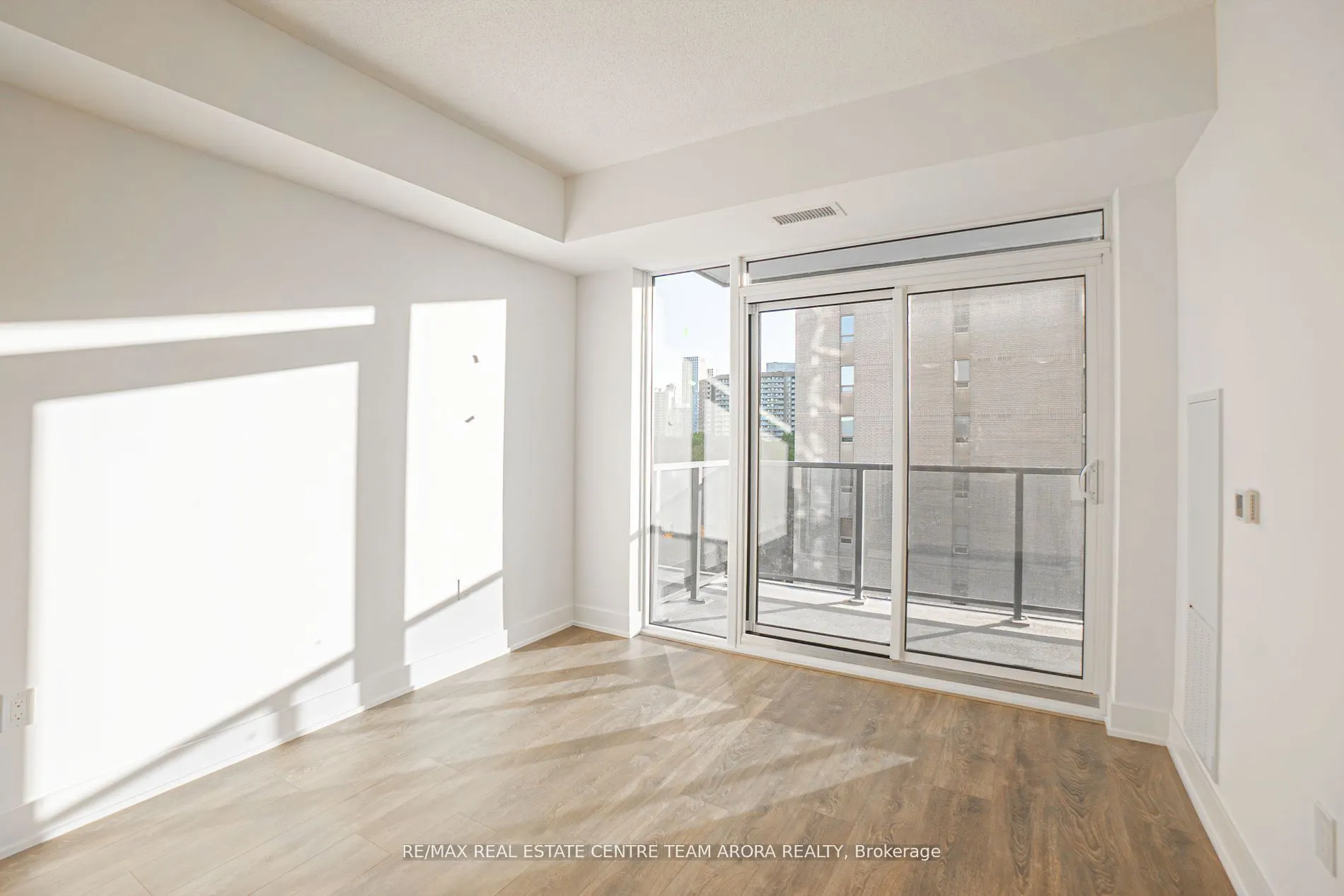 202 Burnhamthorpe Road E, #903