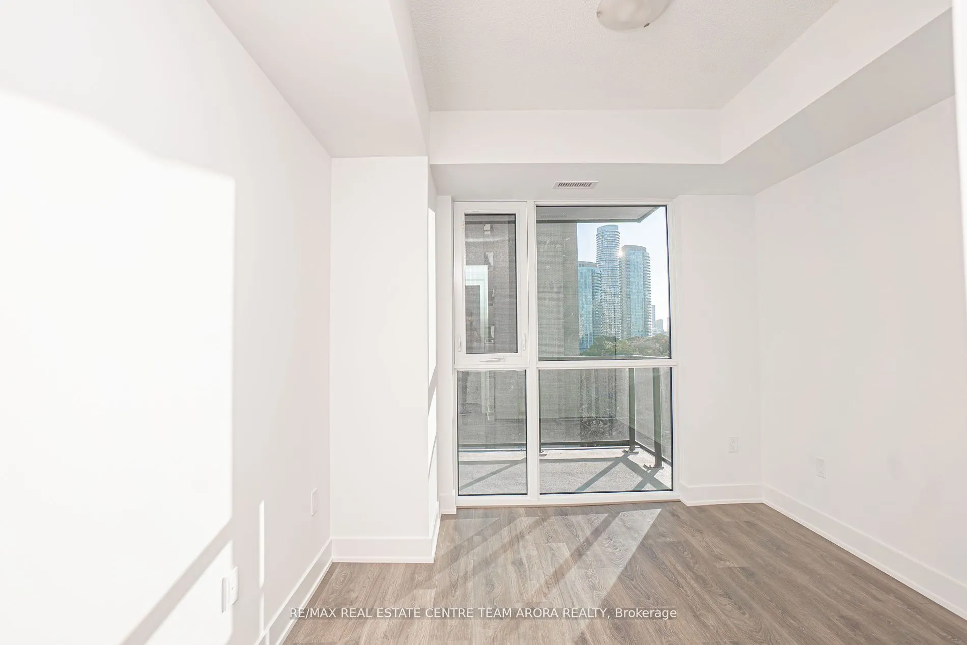 202 Burnhamthorpe Road E, #903