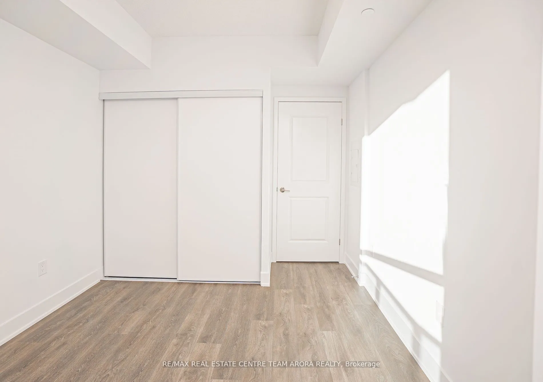 202 Burnhamthorpe Road E, #903