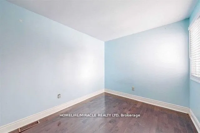 7 Greenhills Square