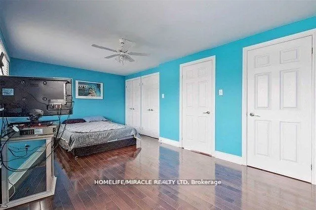 7 Greenhills Square
