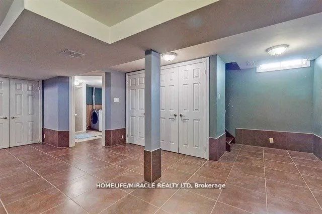 7 Greenhills Square