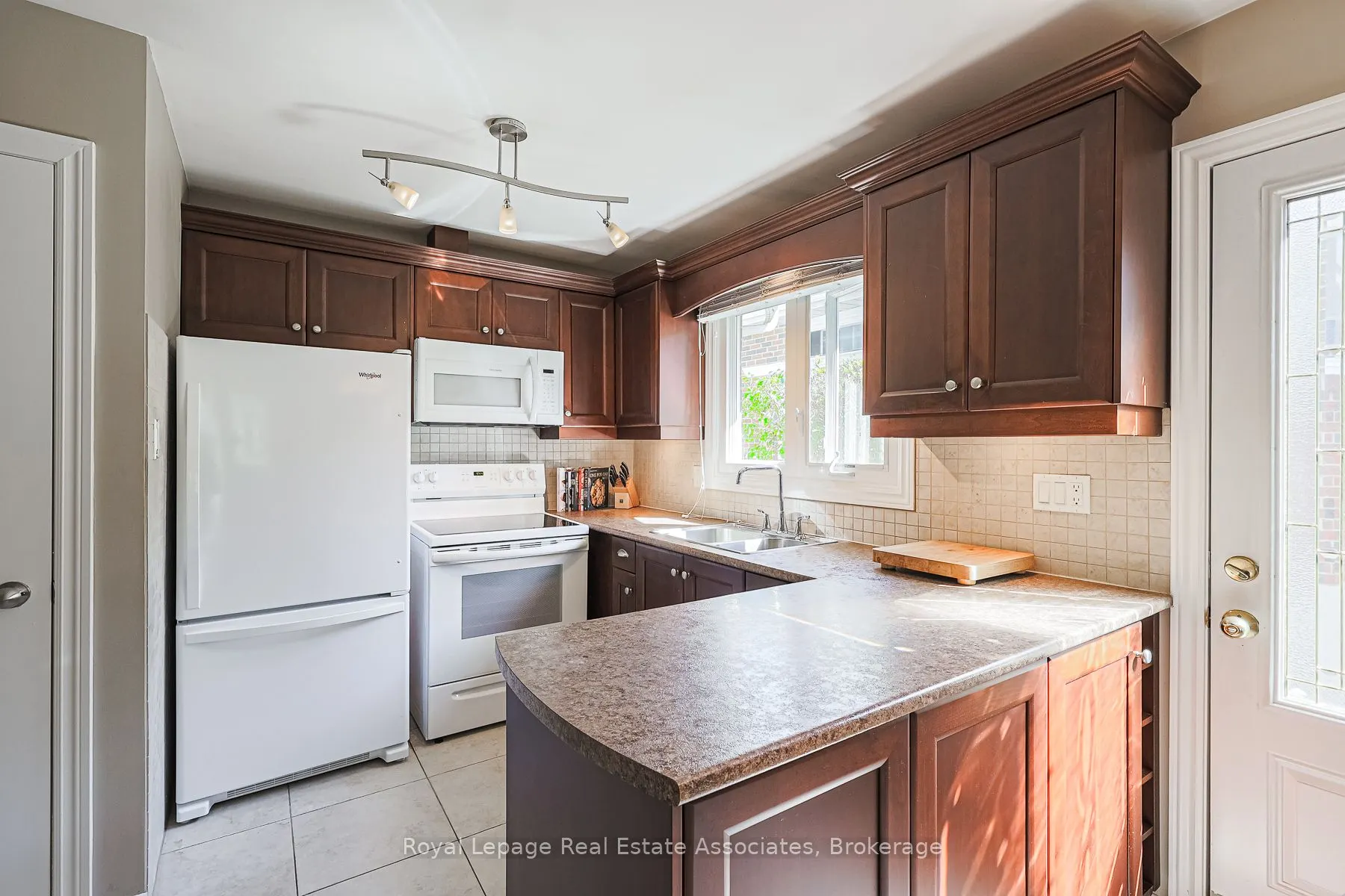 958 Fletcher Valley Crescent