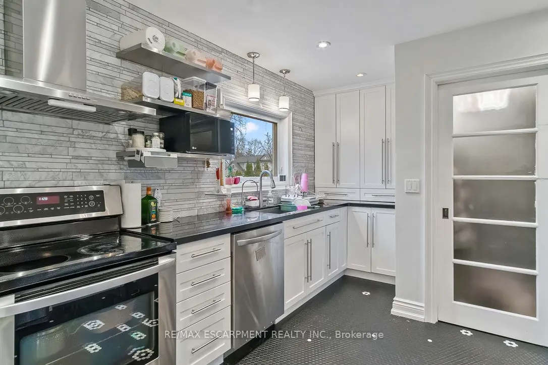 561 Wingrove Crescent