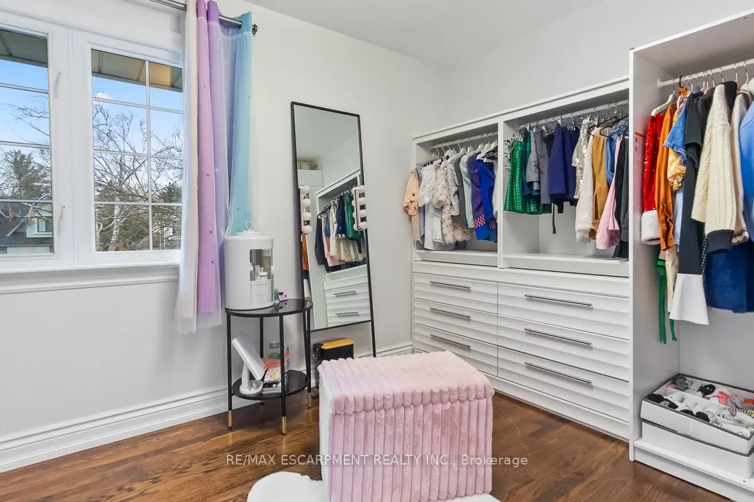 561 Wingrove Crescent