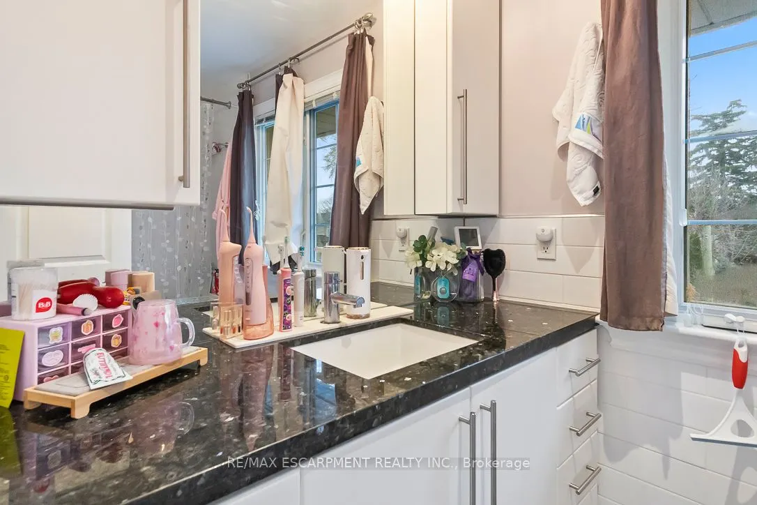 561 Wingrove Crescent