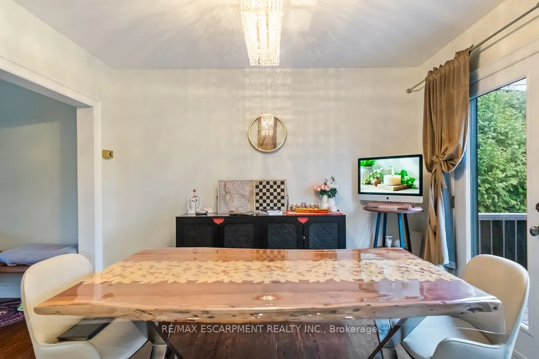 561 Wingrove Crescent