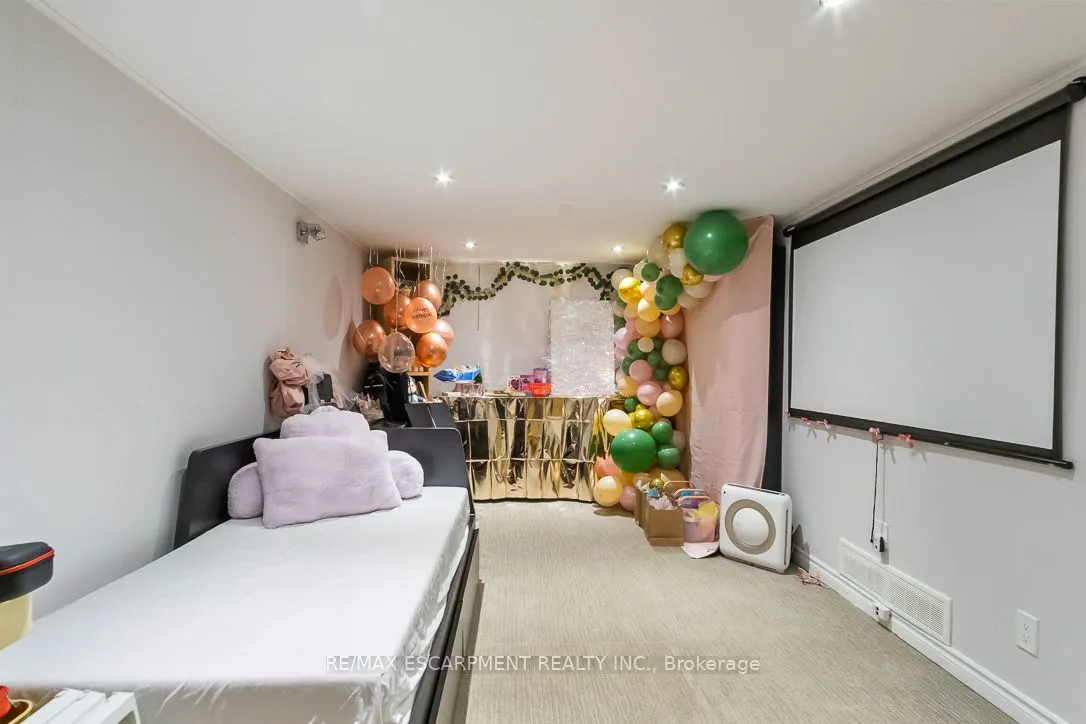 561 Wingrove Crescent