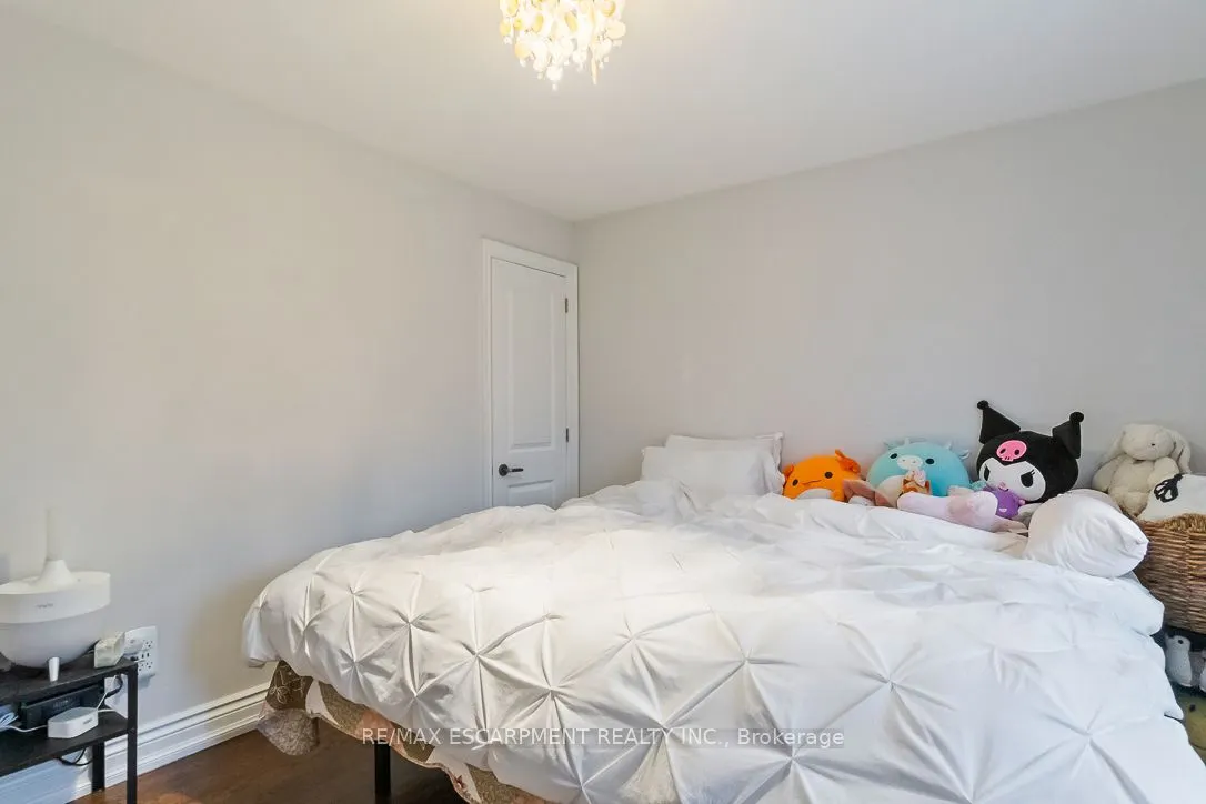 561 Wingrove Crescent