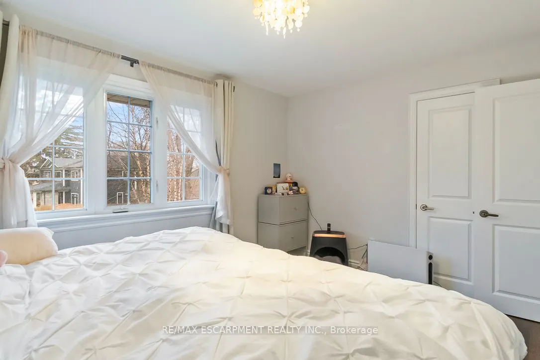 561 Wingrove Crescent