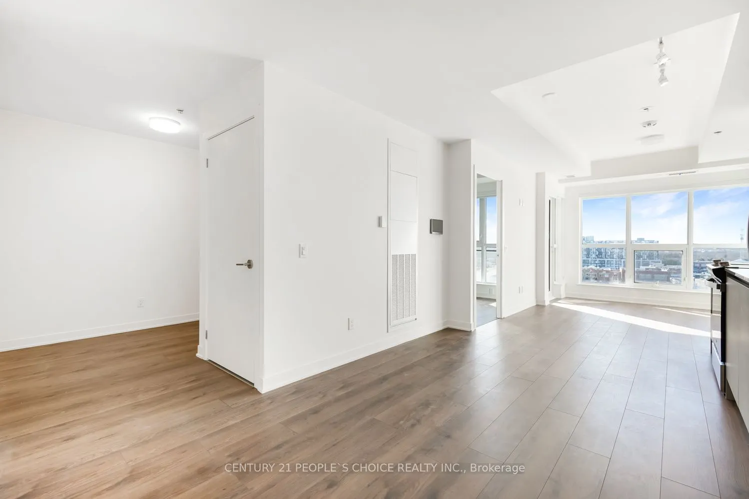 405 Dundas St. Street W, #704
