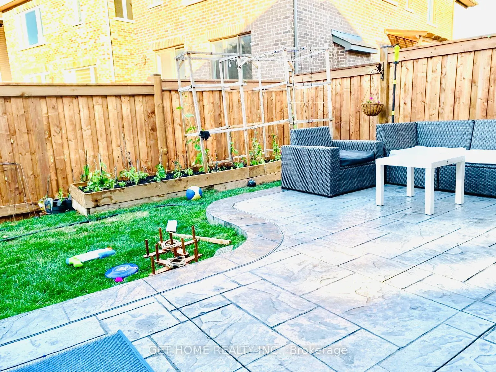 1455 Sycamore Garden