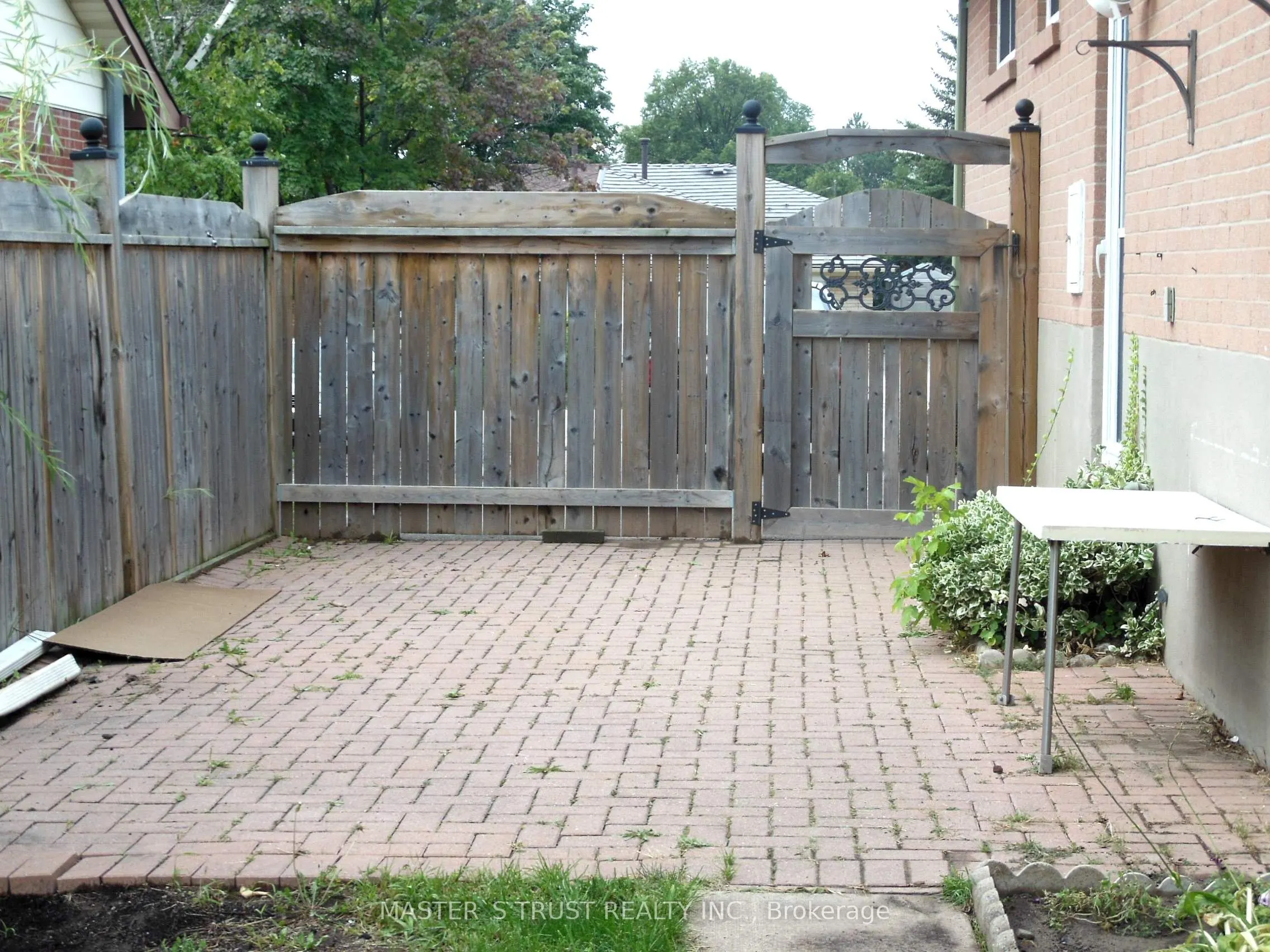 1316 Redbank Crescent