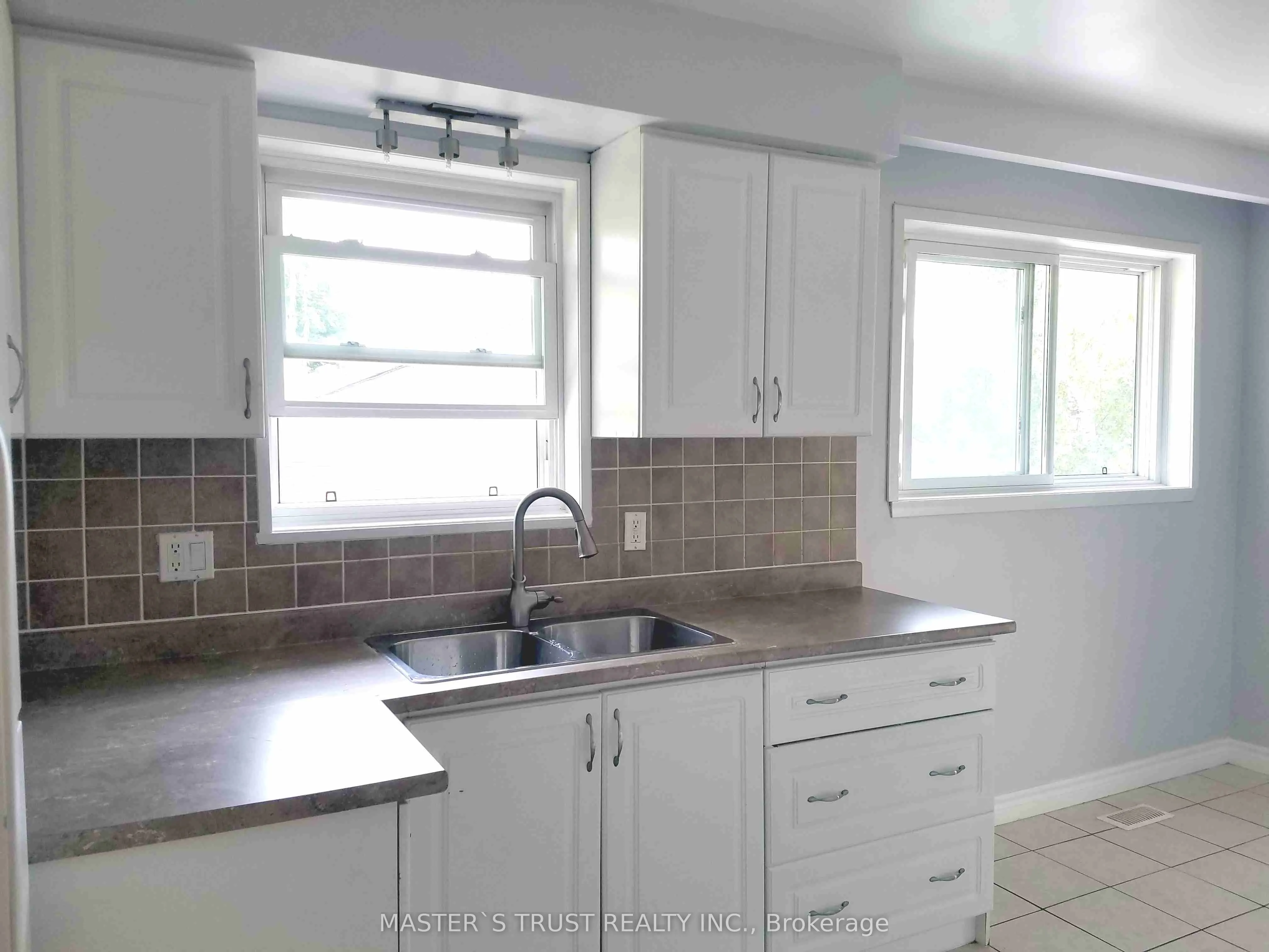 1316 Redbank Crescent