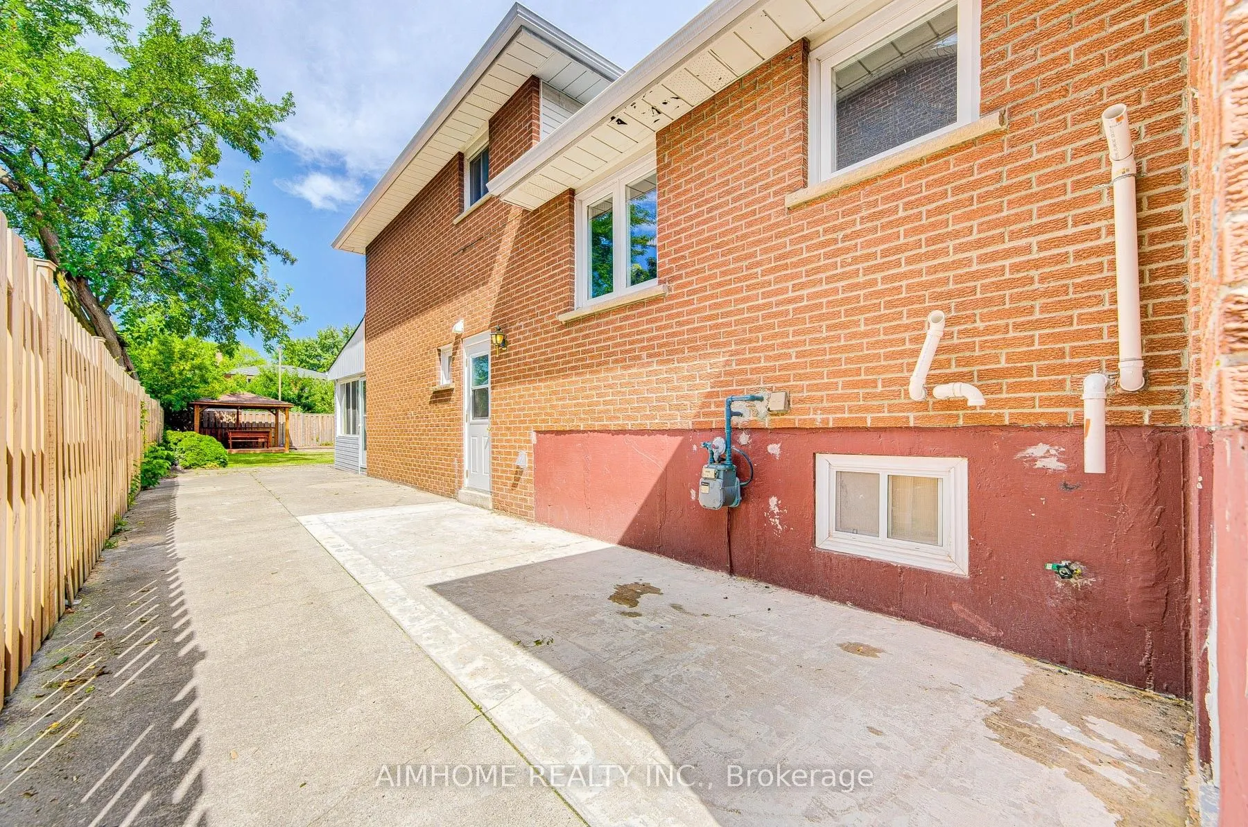 2575 Benedet Drive N, #Lower