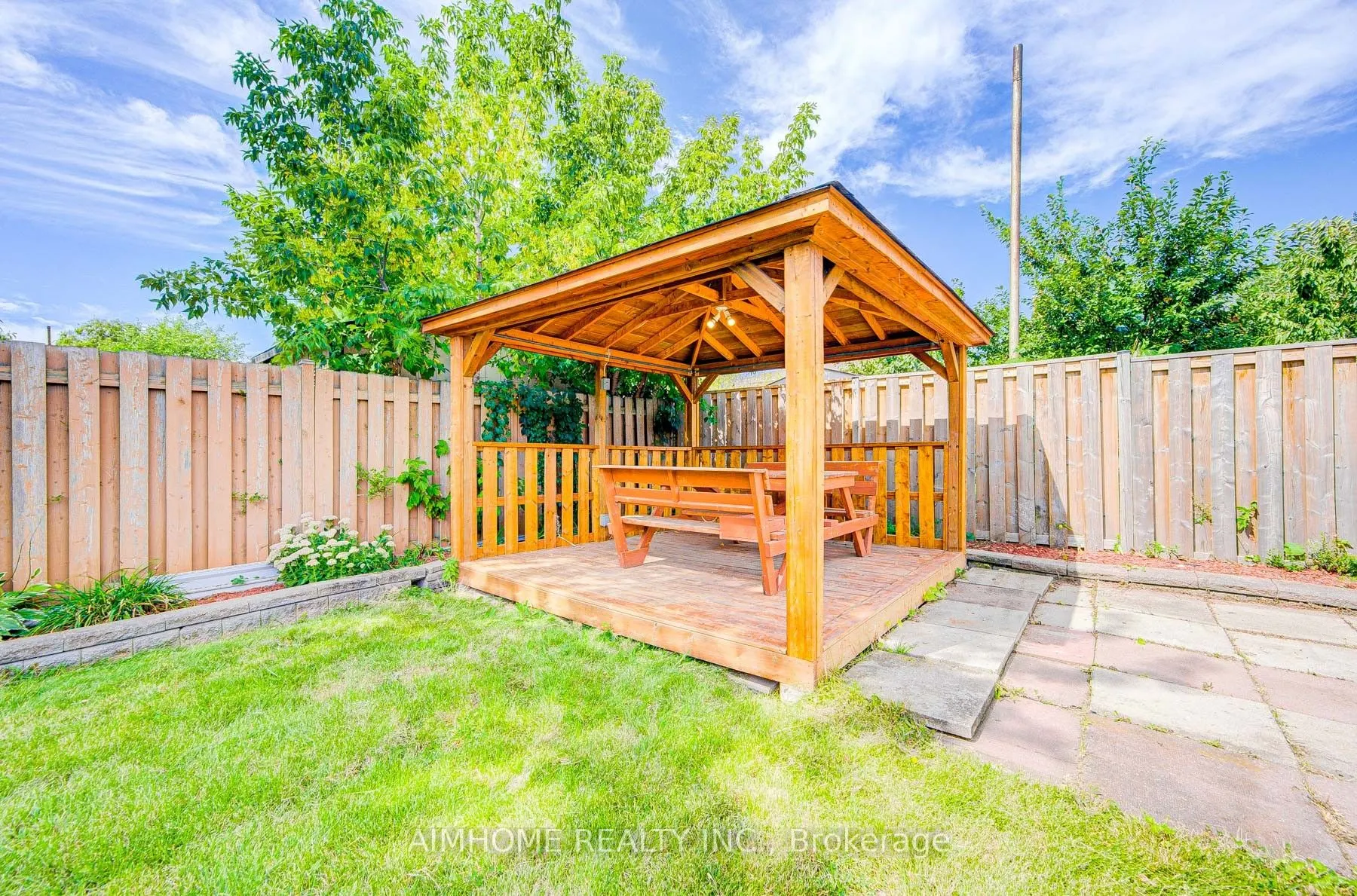 2575 Benedet Drive N, #Lower