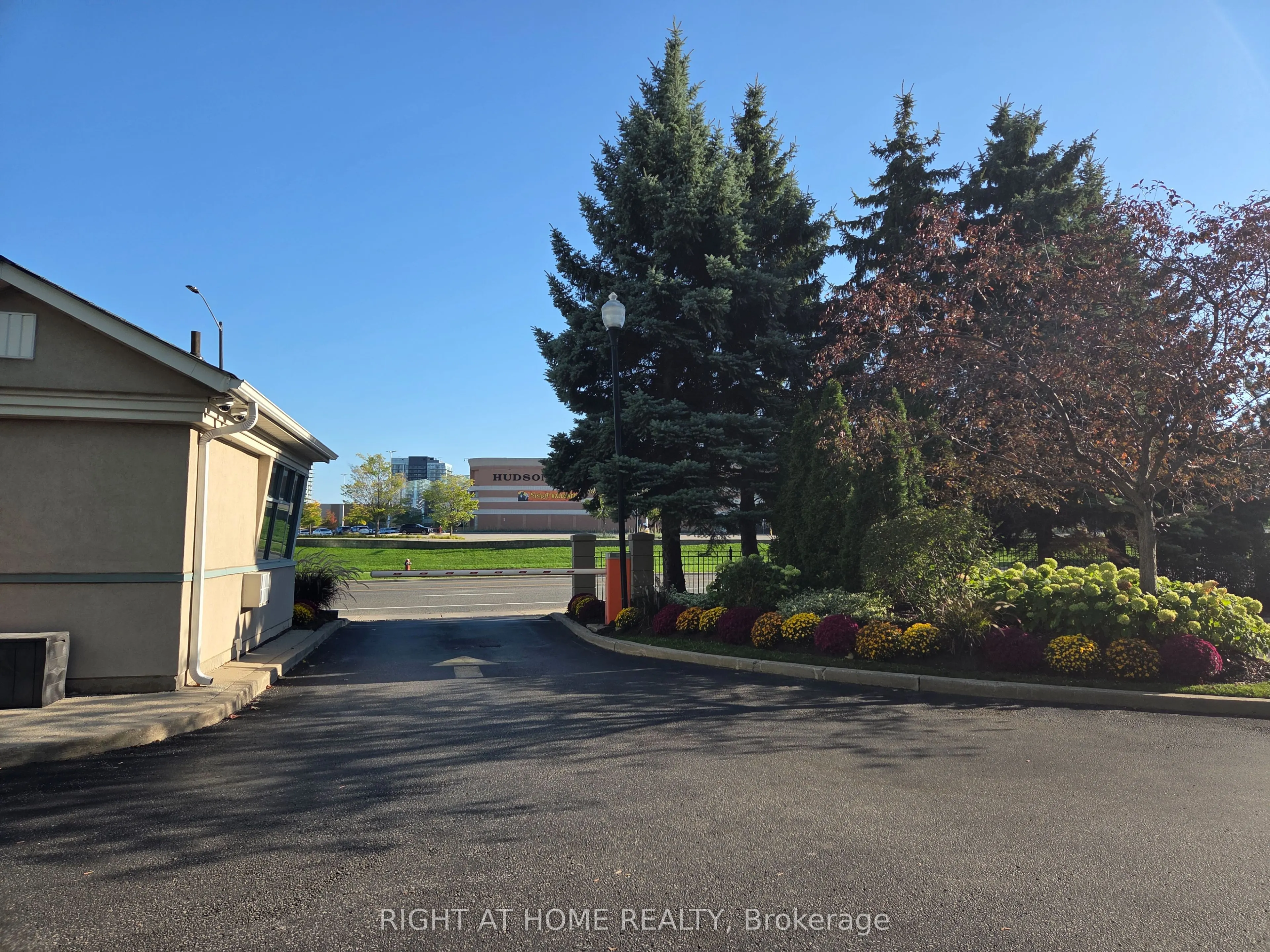 2545 Erin Centre Boulevard, #1406
