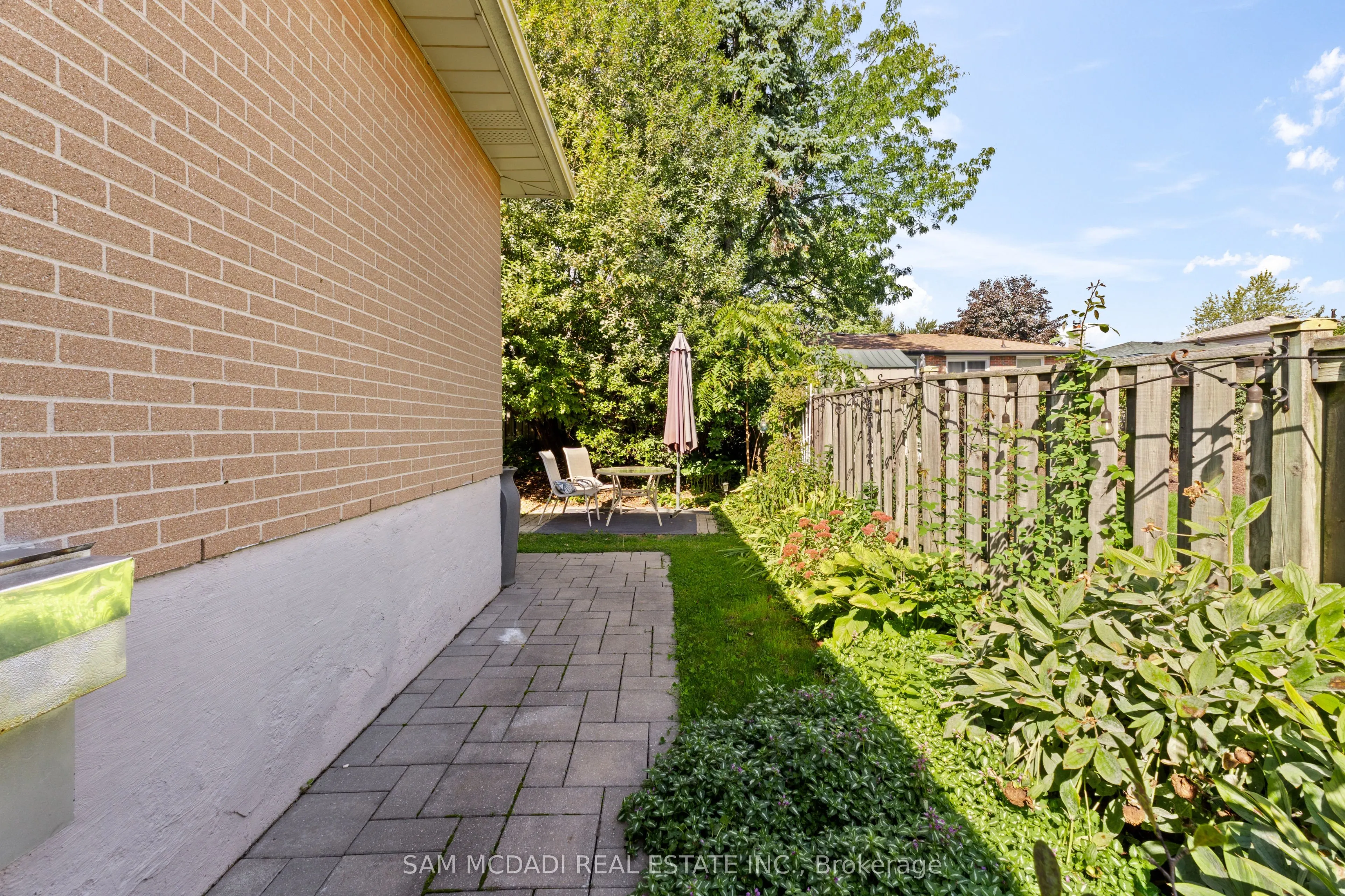 77 Lockton Crescent