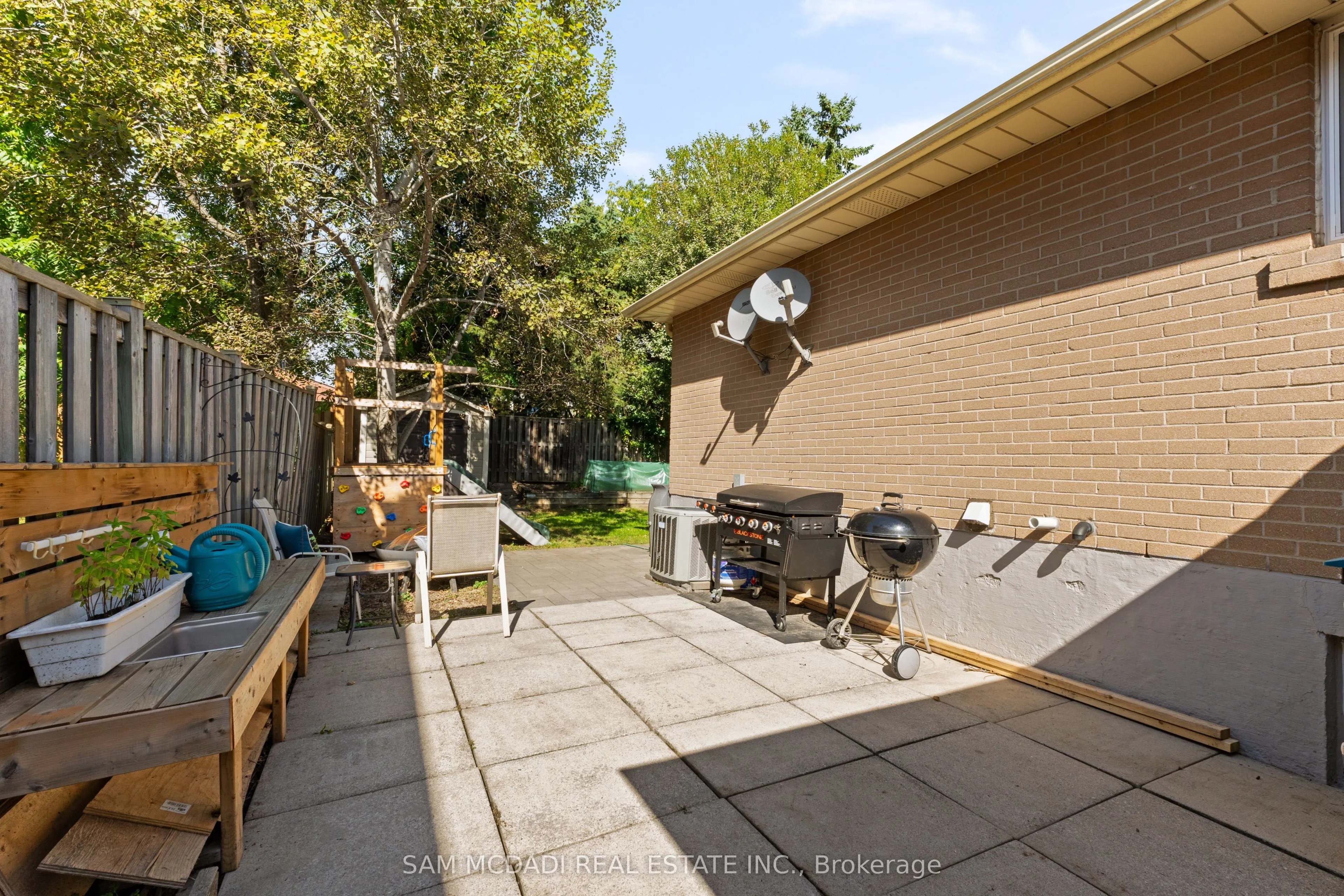 77 Lockton Crescent