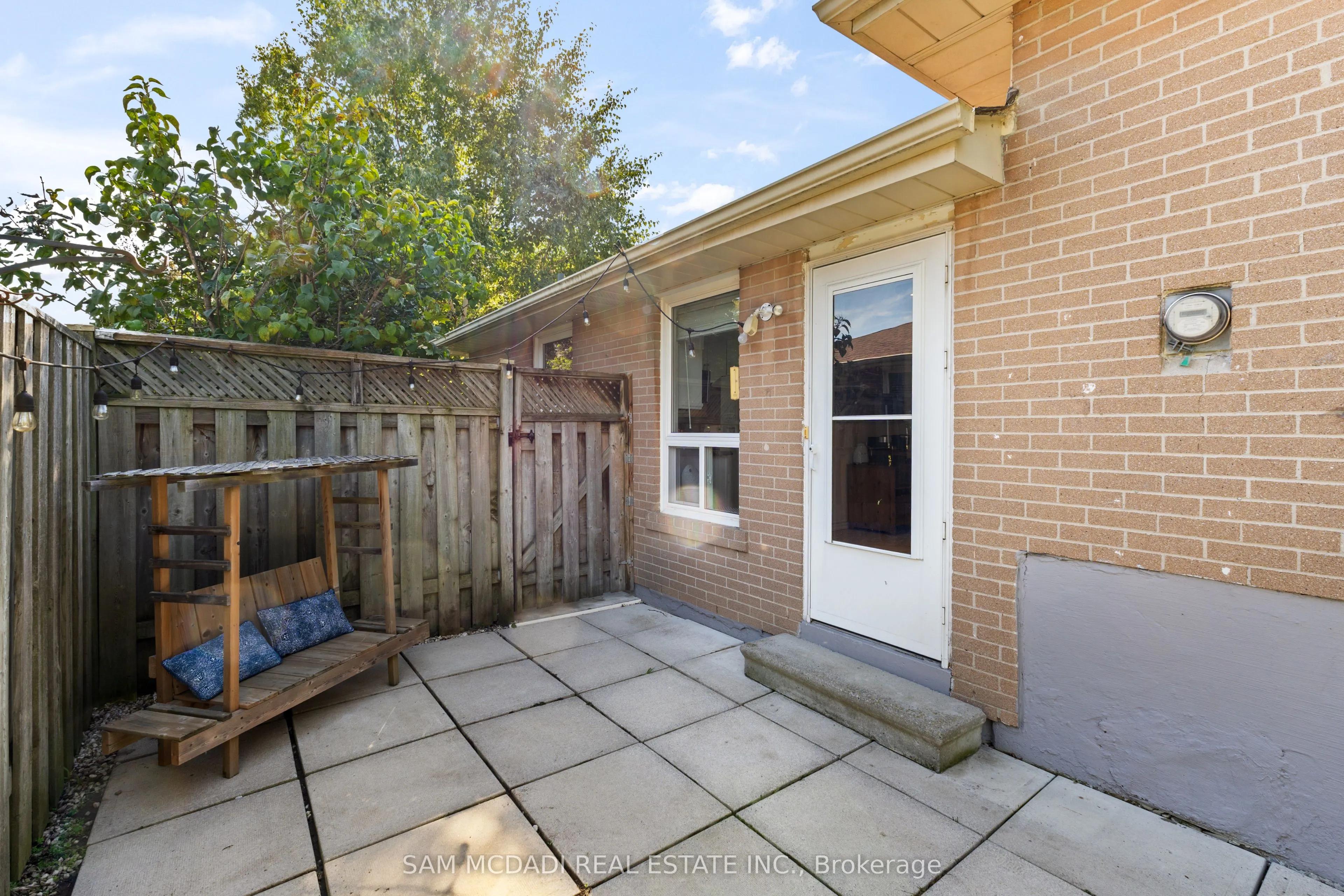 77 Lockton Crescent