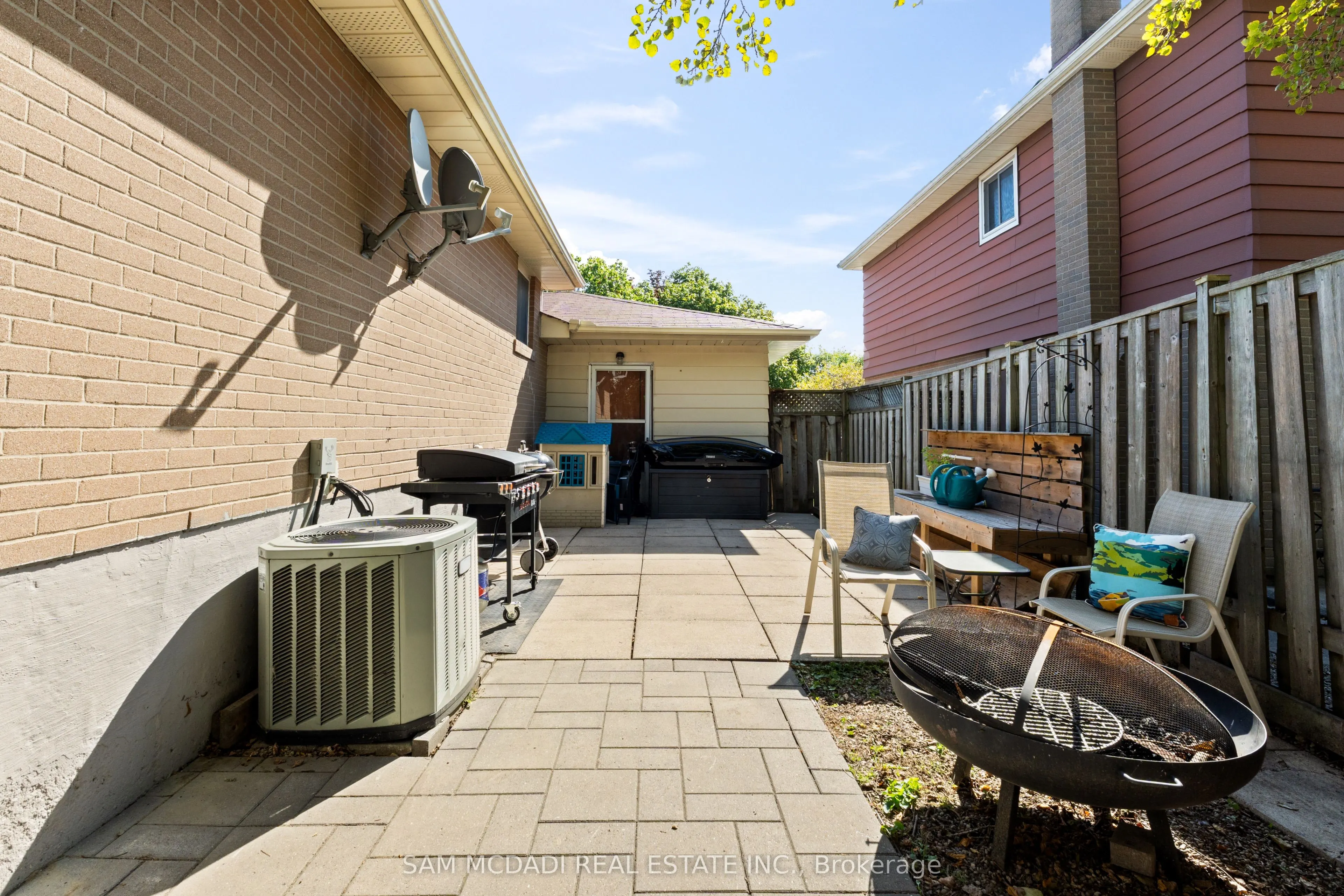 77 Lockton Crescent