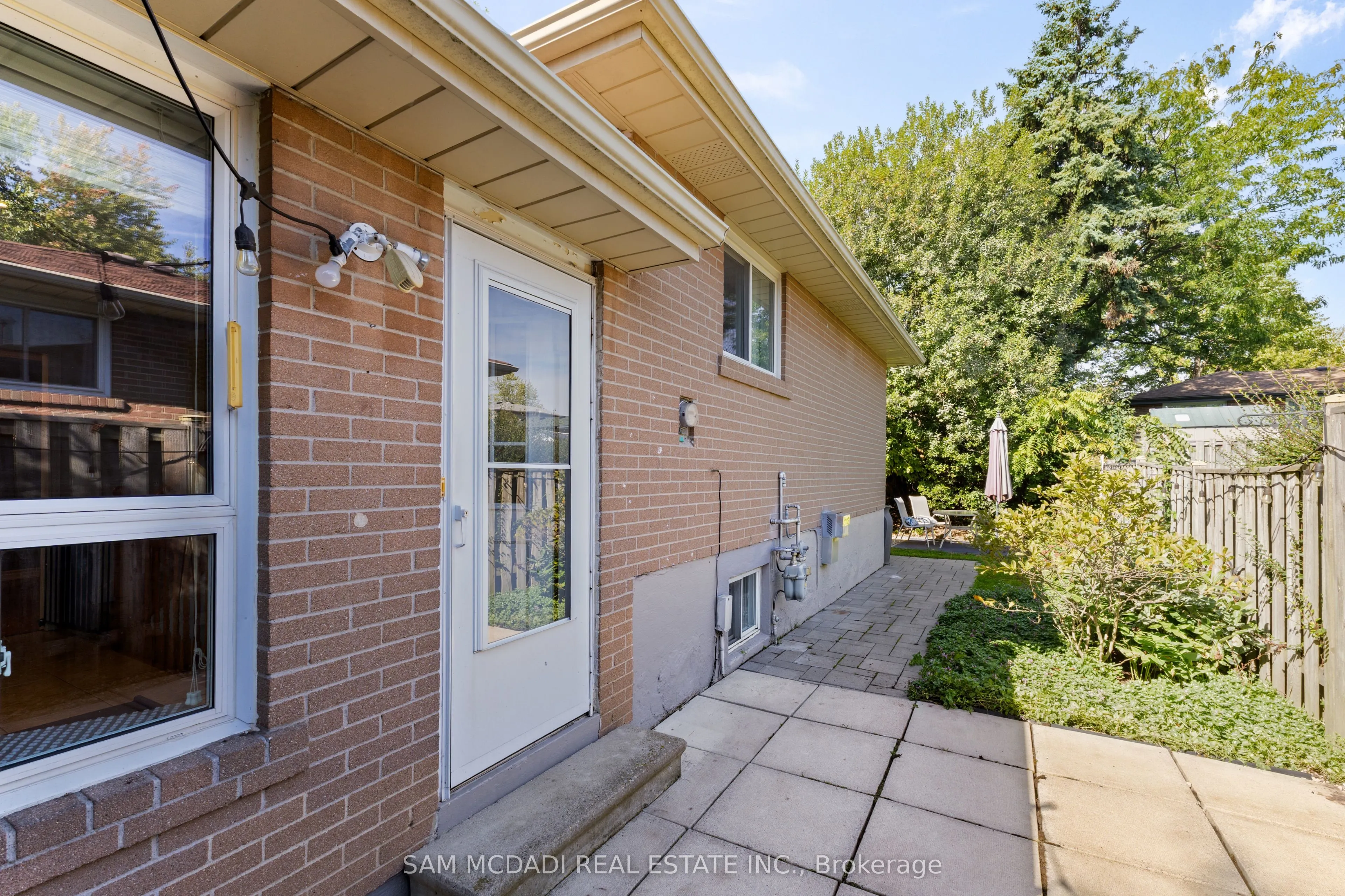 77 Lockton Crescent