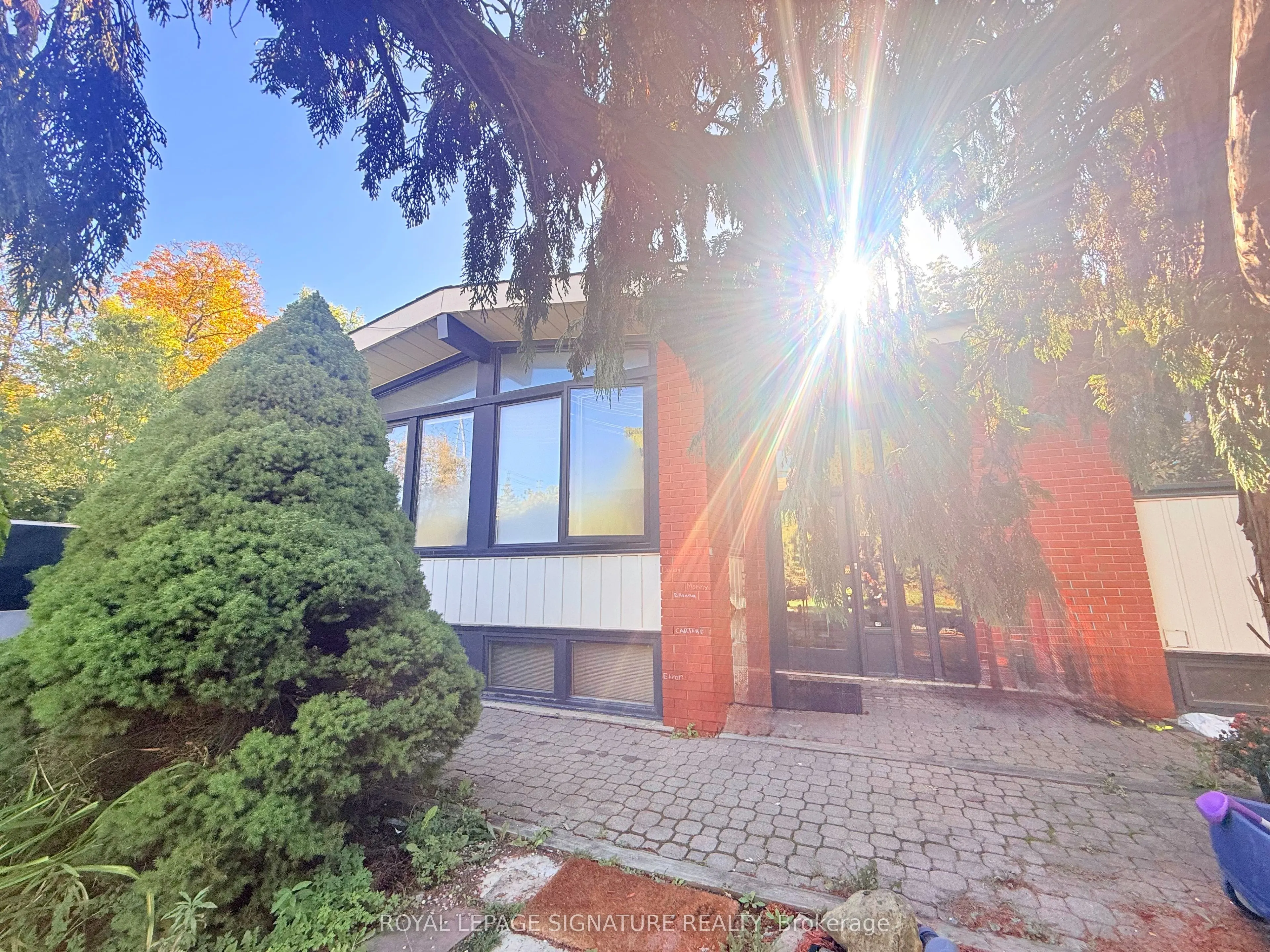 14 BURNHAMTHORPE Road W, #(MAIN)