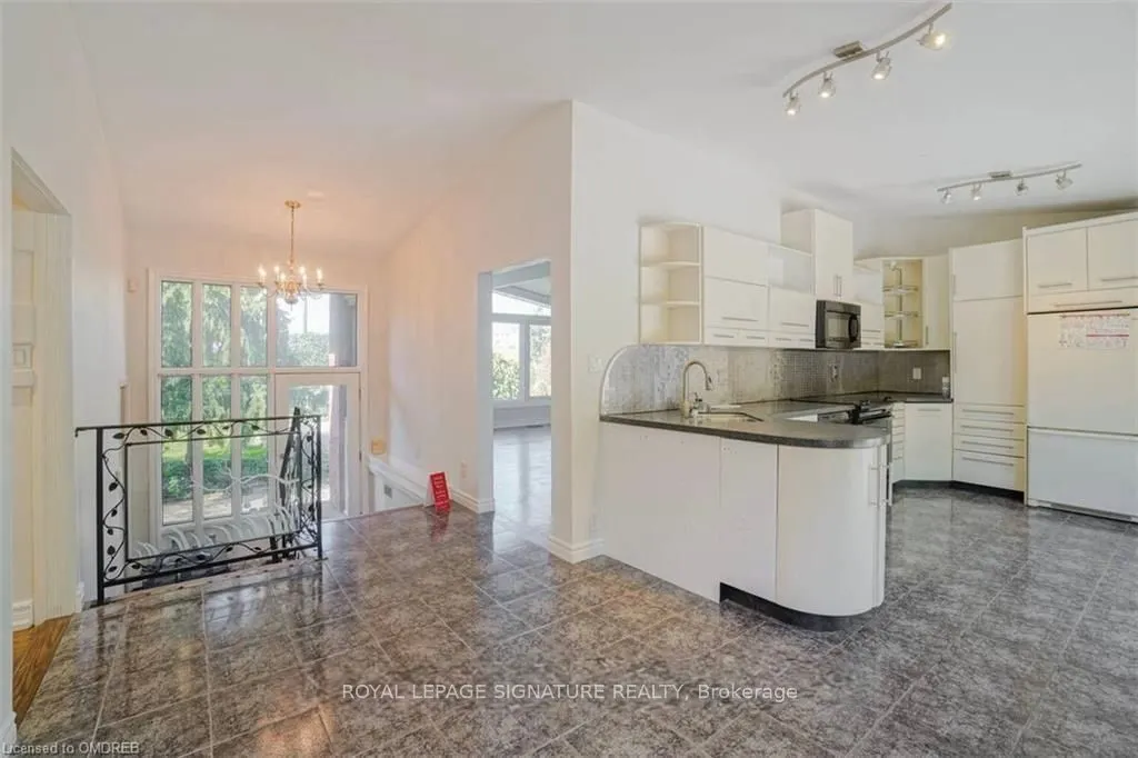 14 BURNHAMTHORPE Road W, #(MAIN)