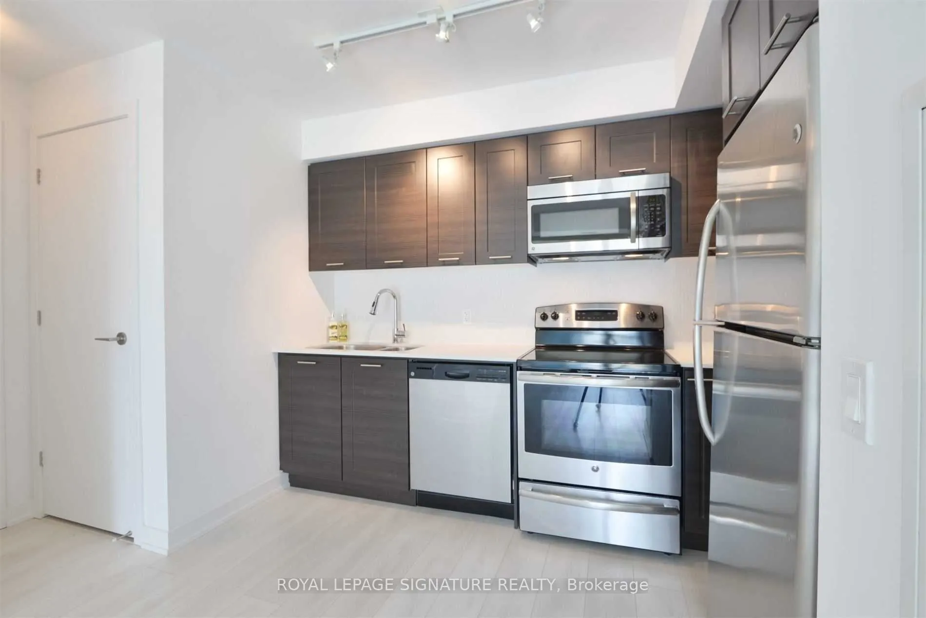 2200 Lakeshore Boulevard W, #805