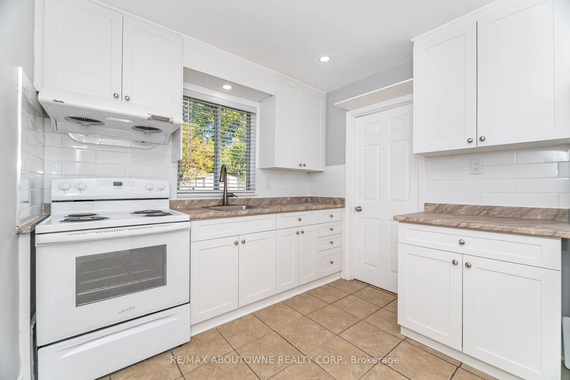 2077 Leighland Road