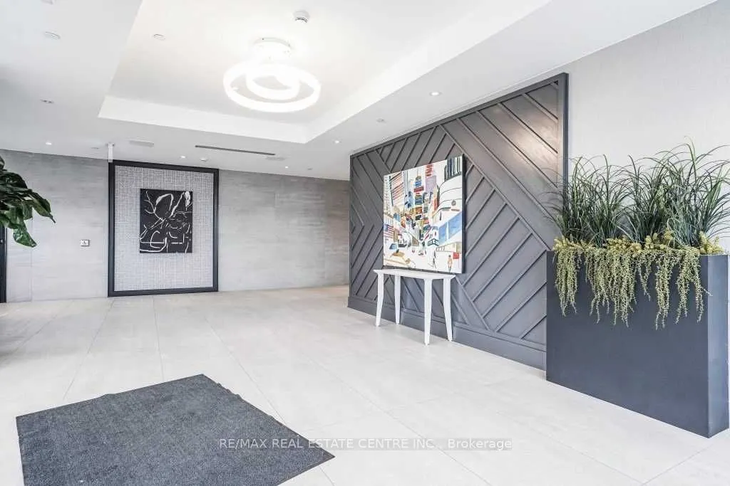 200 Lagerfeld Drive, #402