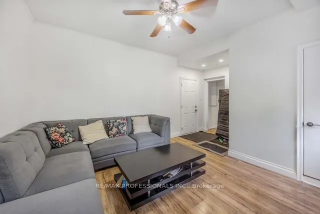 109 Botfield Avenue